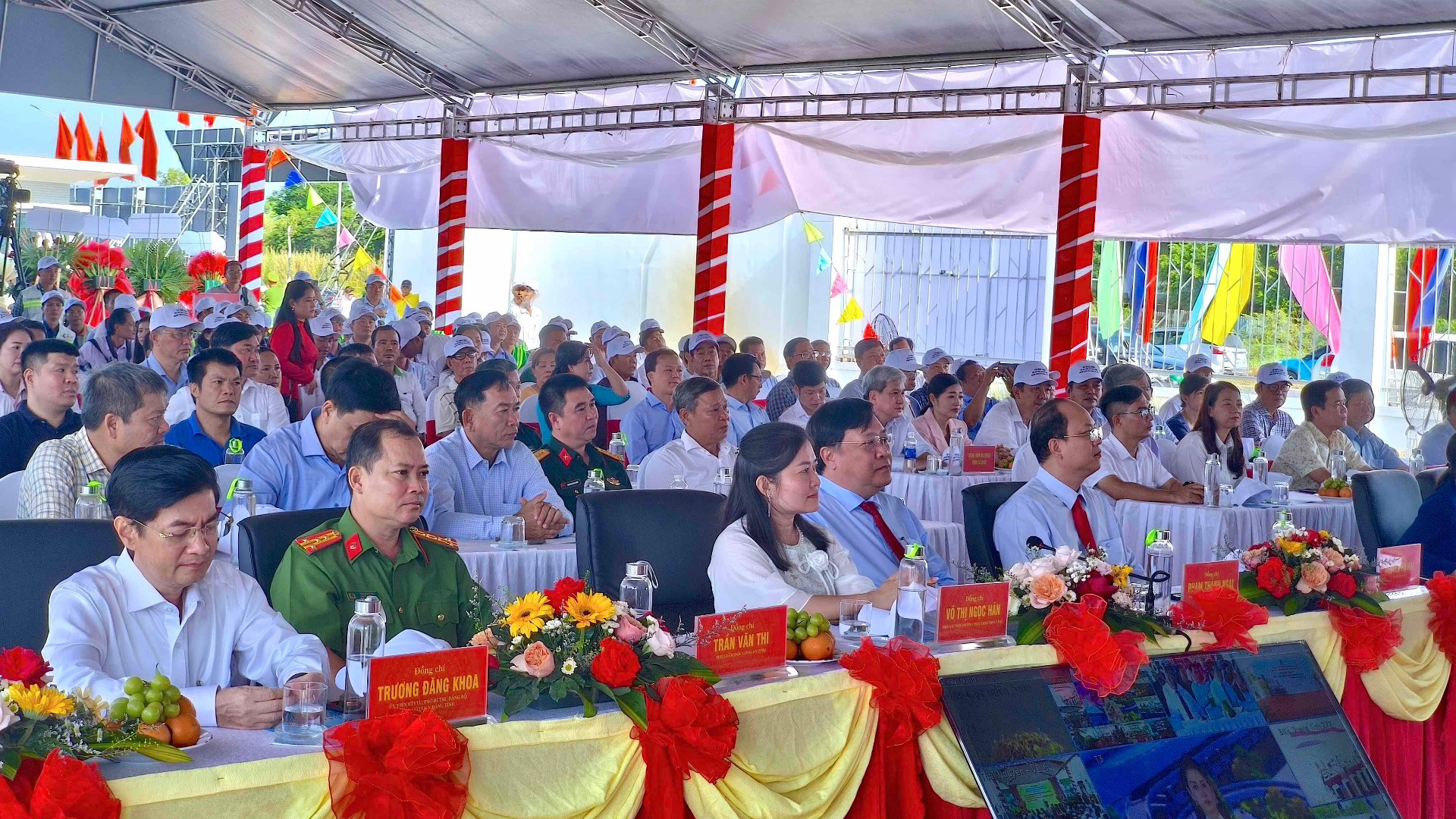 Lãnh đạo và đông đảo cán bộ, nhân dân... tham dự điểm cầu truyền hình trực tiếp khởi công bệnh viện 1.200 giường tại Cà Mau. Lãnh đạo và đông đảo cán bộ, nhân dân... tham dự điểm cầu truyền hình trực tiếp khởi công bệnh viện 1.200 giường tại Cà Mau.