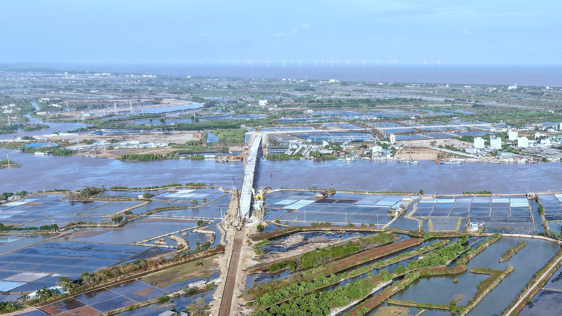 Cầu Gành Hào trong giai đoạn hợp long chuẩn bị cho việc thông xe, giúp nối liền vùng giáp ranh tỉnh Cà Mau và Bạc Liêu. (Ảnh chụp vào tháng 3/2025). Cầu Gành Hào trong giai đoạn hợp long chuẩn bị cho việc thông xe, giúp nối liền vùng giáp ranh tỉnh Cà Mau và Bạc Liêu. (Ảnh chụp vào tháng 3/2025).
