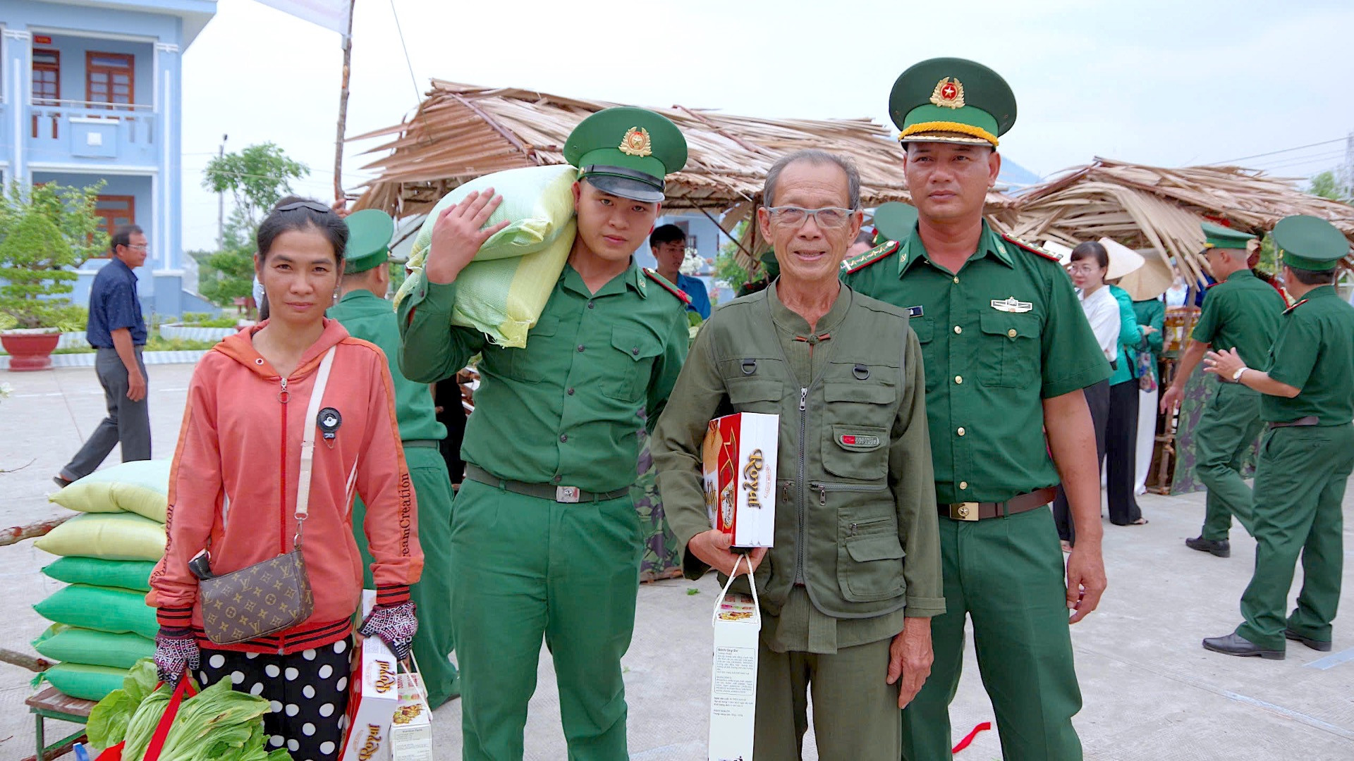 Chiến sĩ “quân hàm xanh” giúp người dân mang, vác nhu yếu phẩm khi đi “phiên chợ Tết 0 đồng”. Chiến sĩ “quân hàm xanh” giúp người dân mang, vác nhu yếu phẩm khi đi “phiên chợ Tết 0 đồng”.