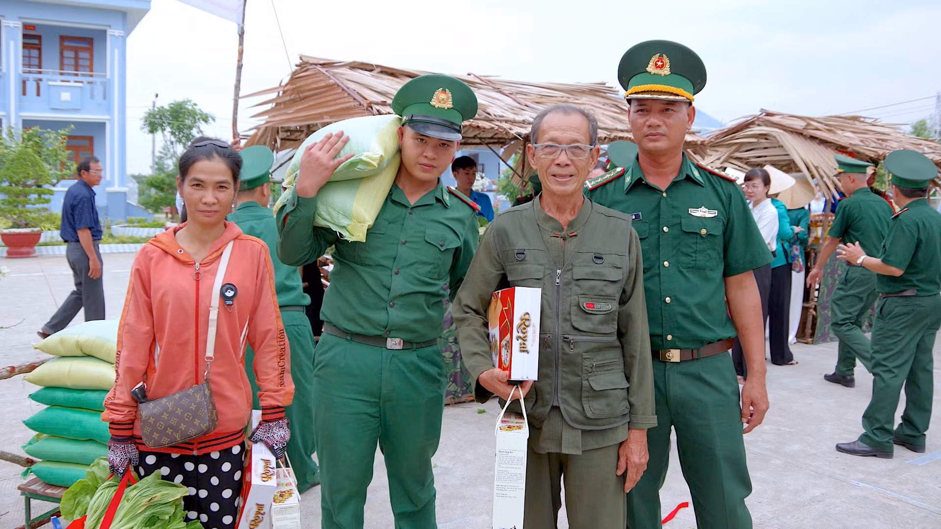 Chiến sĩ “quân hàm xanh” giúp người dân mang, vác nhu yếu phẩm khi đi “phiên chợ Tết 0 đồng”.