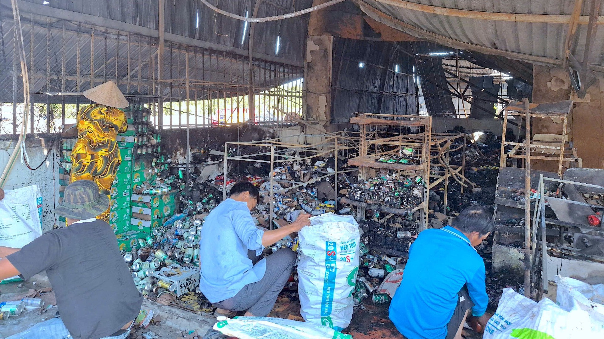 Nhiều tài sản và vật dụng của người dân bị thiêu rụi trong vụ cháy.
