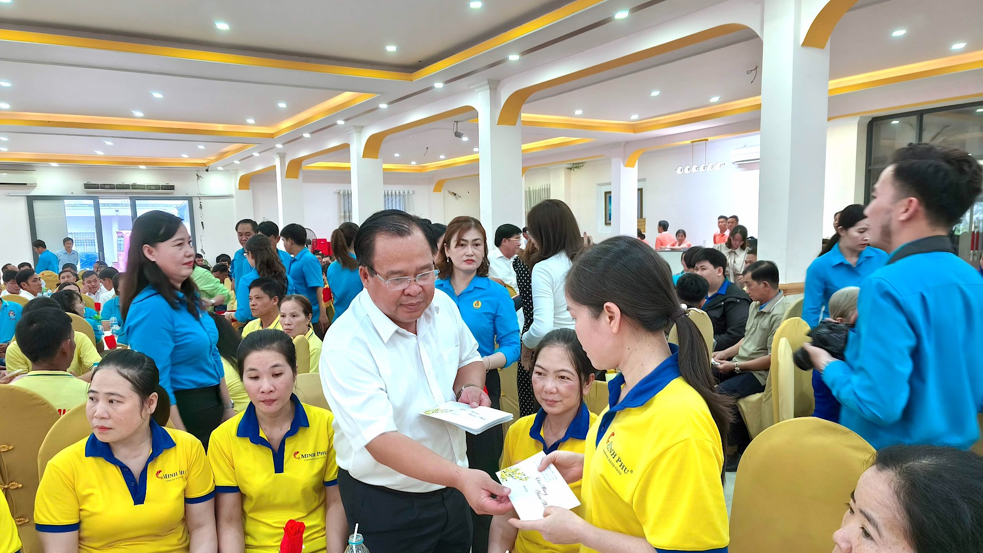 Phó Chủ tịch Ủy ban nhân dân tỉnh Cà Mau Nguyễn Minh Luân phát quà mừng Tết cho công nhân và người lao động.