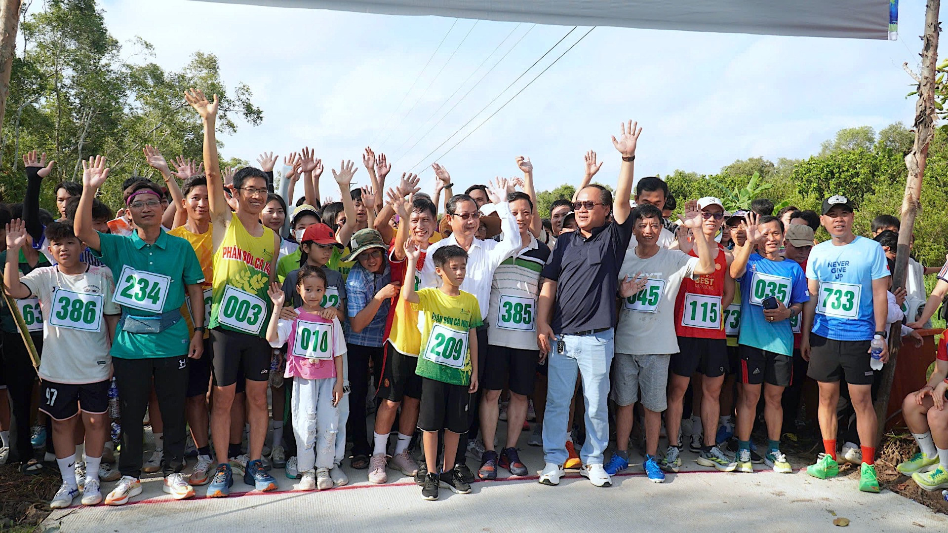 Đông đảo khán giả đến xem và cổ vũ các vận động viên tham gia thử thách trò chơi dân gian.