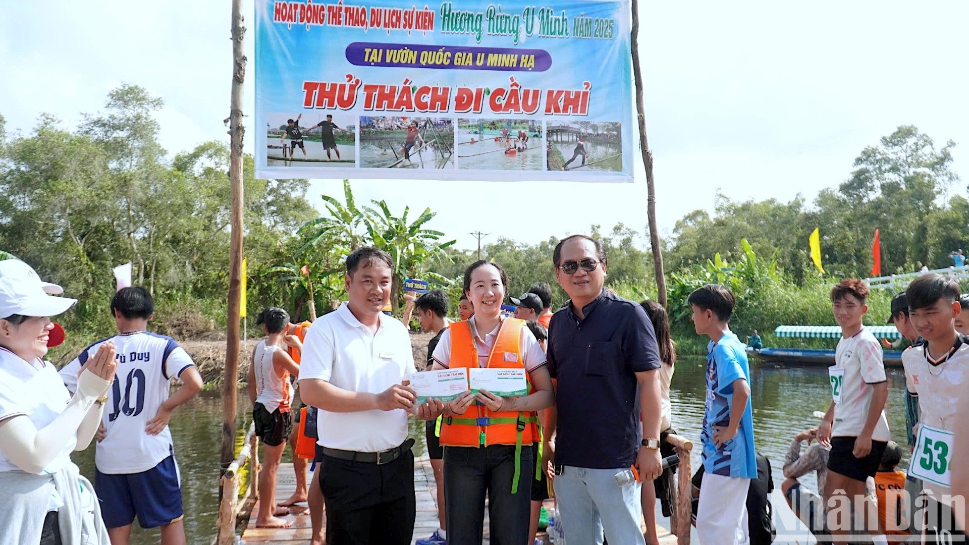 Ban Tổ chức trao giải cho thí sinh tham gia thử thách đi cầu khỉ.