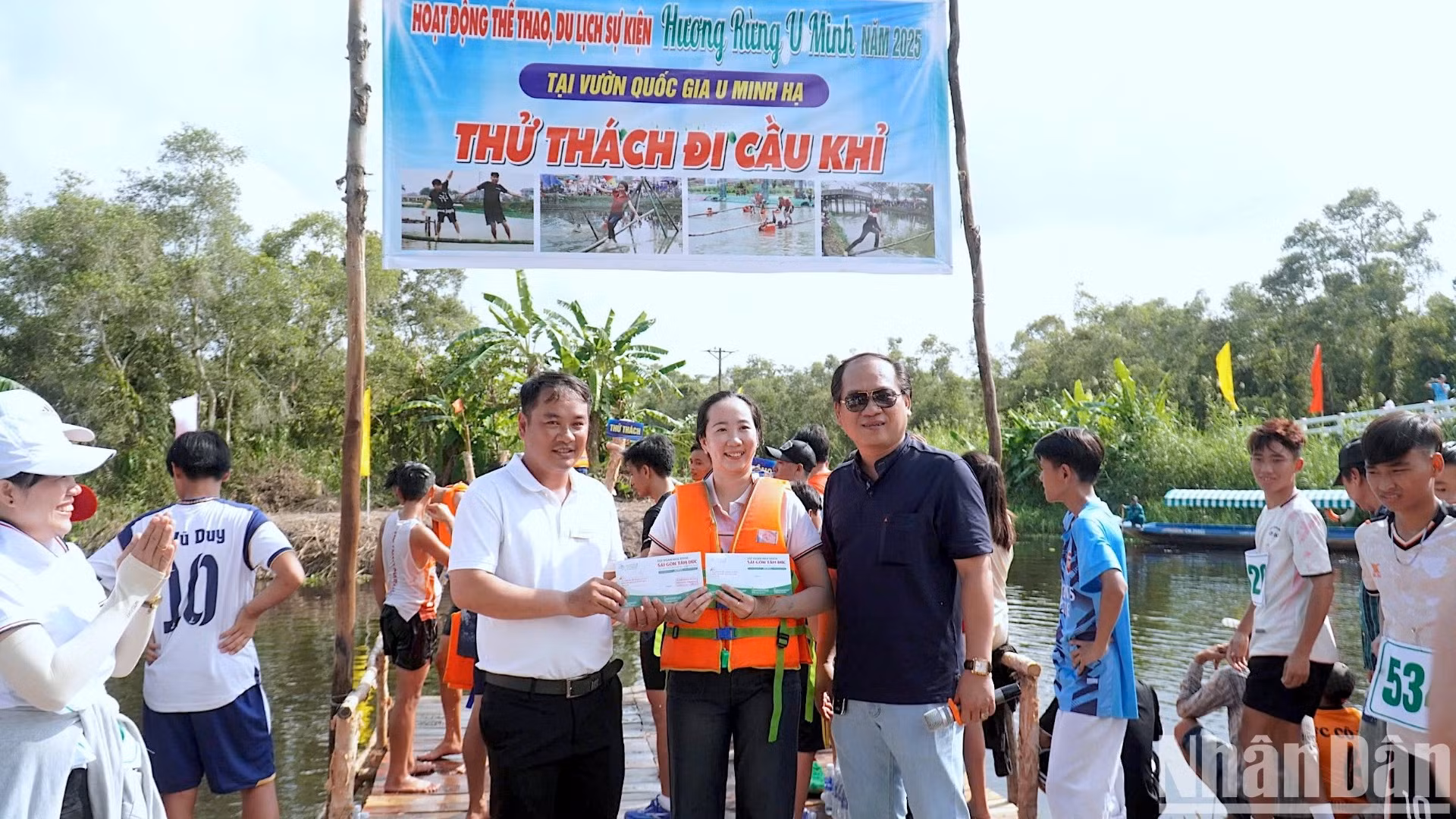 Ban Tổ chức trao giải cho thí sinh tham gia thử thách đi cầu khỉ.