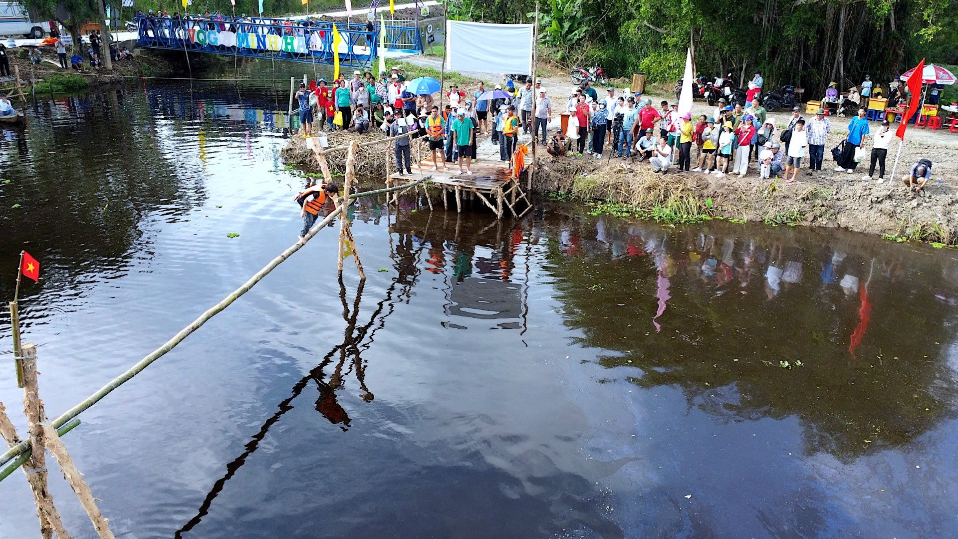 Trải nghiệm thử thách đi cầu khỉ tại Vườn Quốc gia U Minh Hạ.