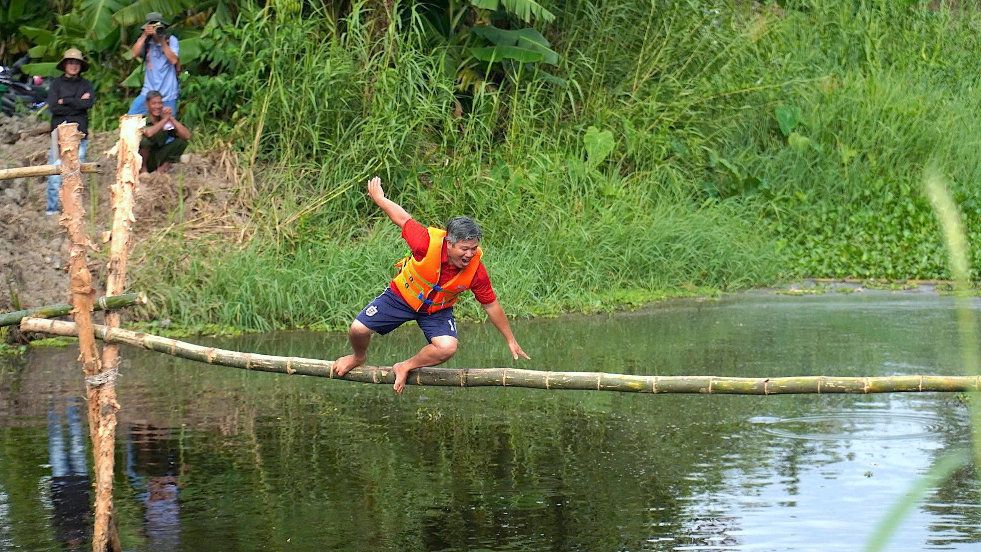 Một vận động viên bị ngã trong thử thách đi cầu khỉ.