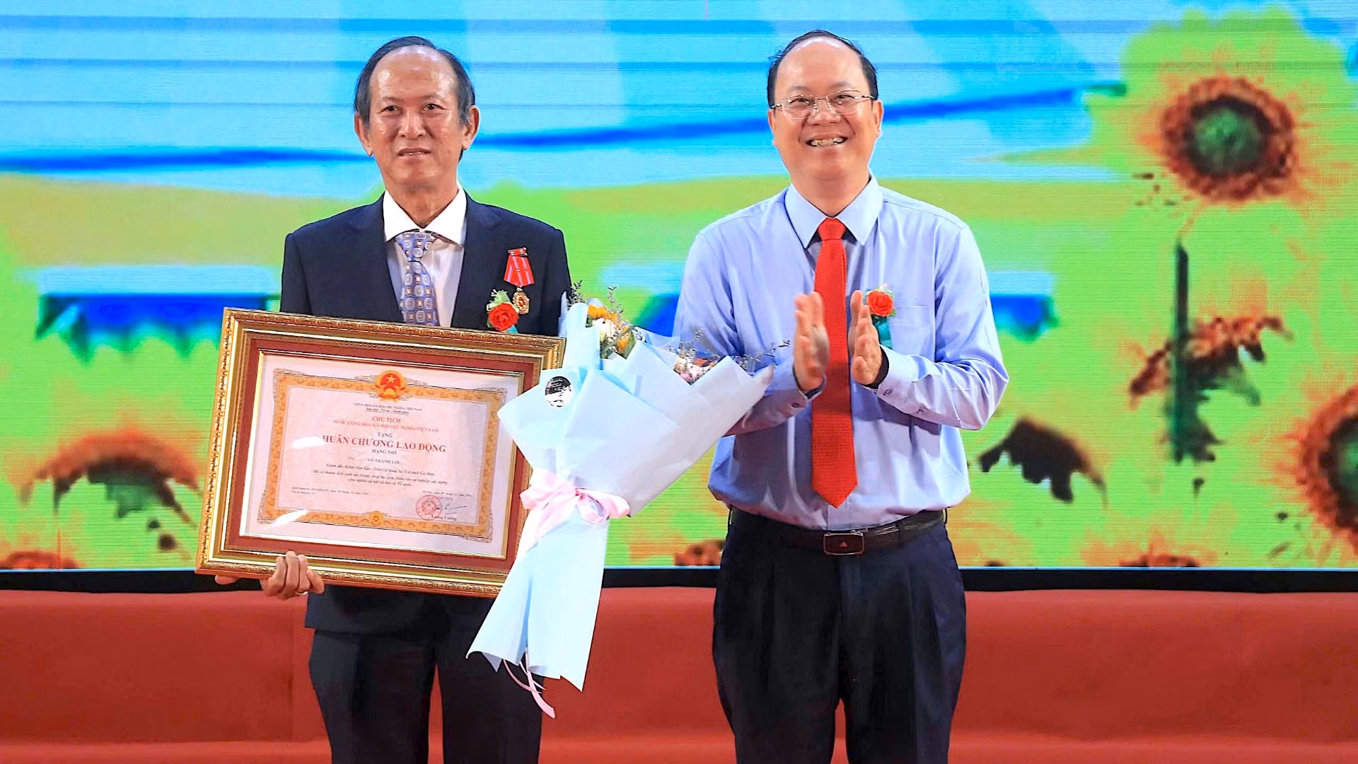 Thừa ủy quyền của Chủ tịch nước, Bí thư Tỉnh ủy Cà Mau Nguyễn Hồ Hải (bìa phải) trao tặng Huân chương Lao động hạng Nhì cho Thầy thuốc ưu tú, Bác sĩ Võ Thành Lợi.