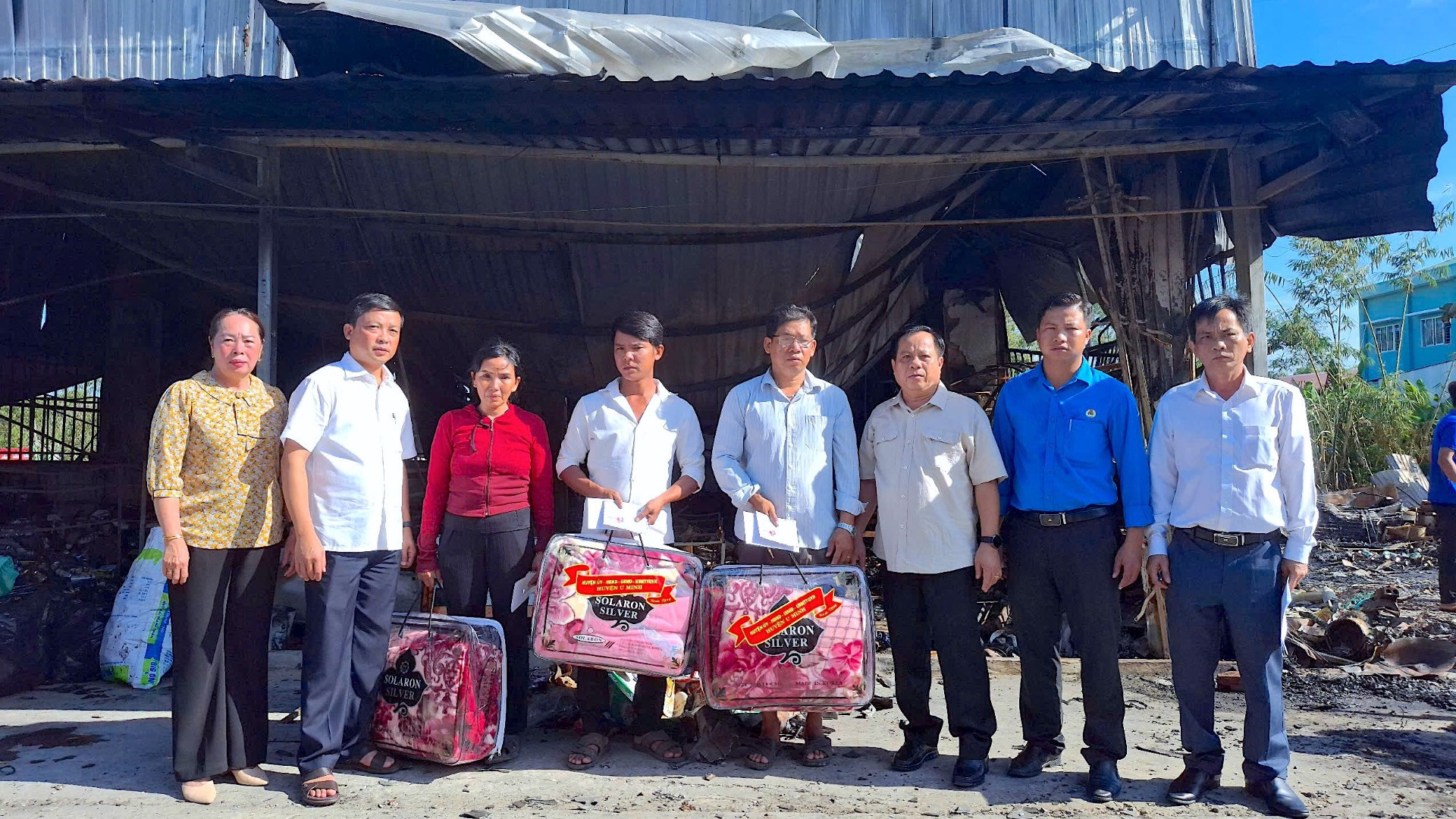 Bí thư Huyện ủy U Minh Đoàn Việt Khoa (thứ 2 từ trái qua) cùng Chủ tịch Ủy ban nhân dân huyện U Minh Huỳnh Minh Nguyên (thứ 3 từ phải qua) thăm và hỗ trợ bước đầu cho các hộ dân có nhà bị thiệt hại sau vụ cháy vào sáng 10/3.