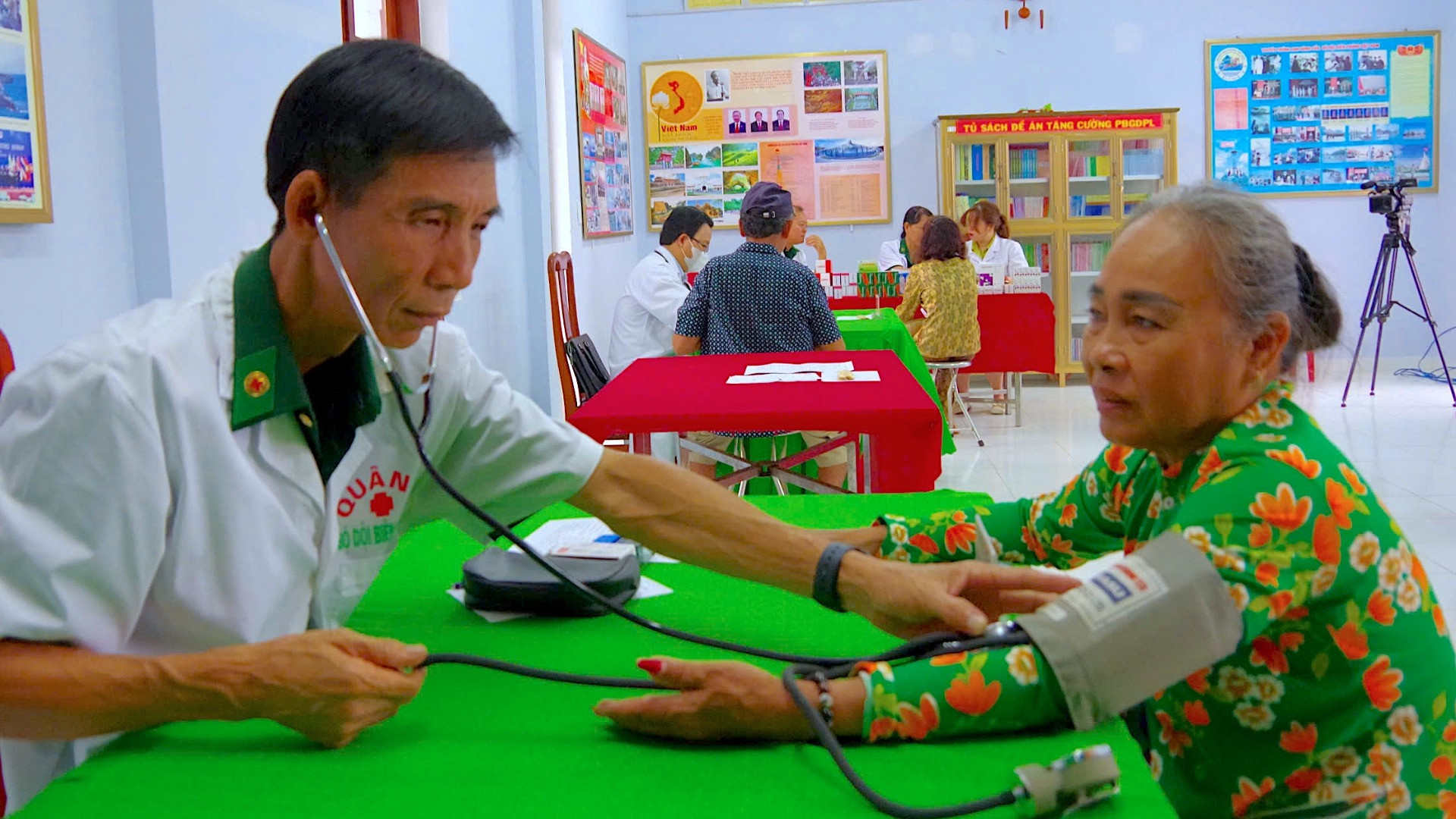 Quân y Bộ đội Biên phòng Cà Mau khám bệnh, cấp thuốc miễn phí cho người dân xã Tân Tiến. Quân y Bộ đội Biên phòng Cà Mau khám bệnh, cấp thuốc miễn phí cho người dân xã Tân Tiến.