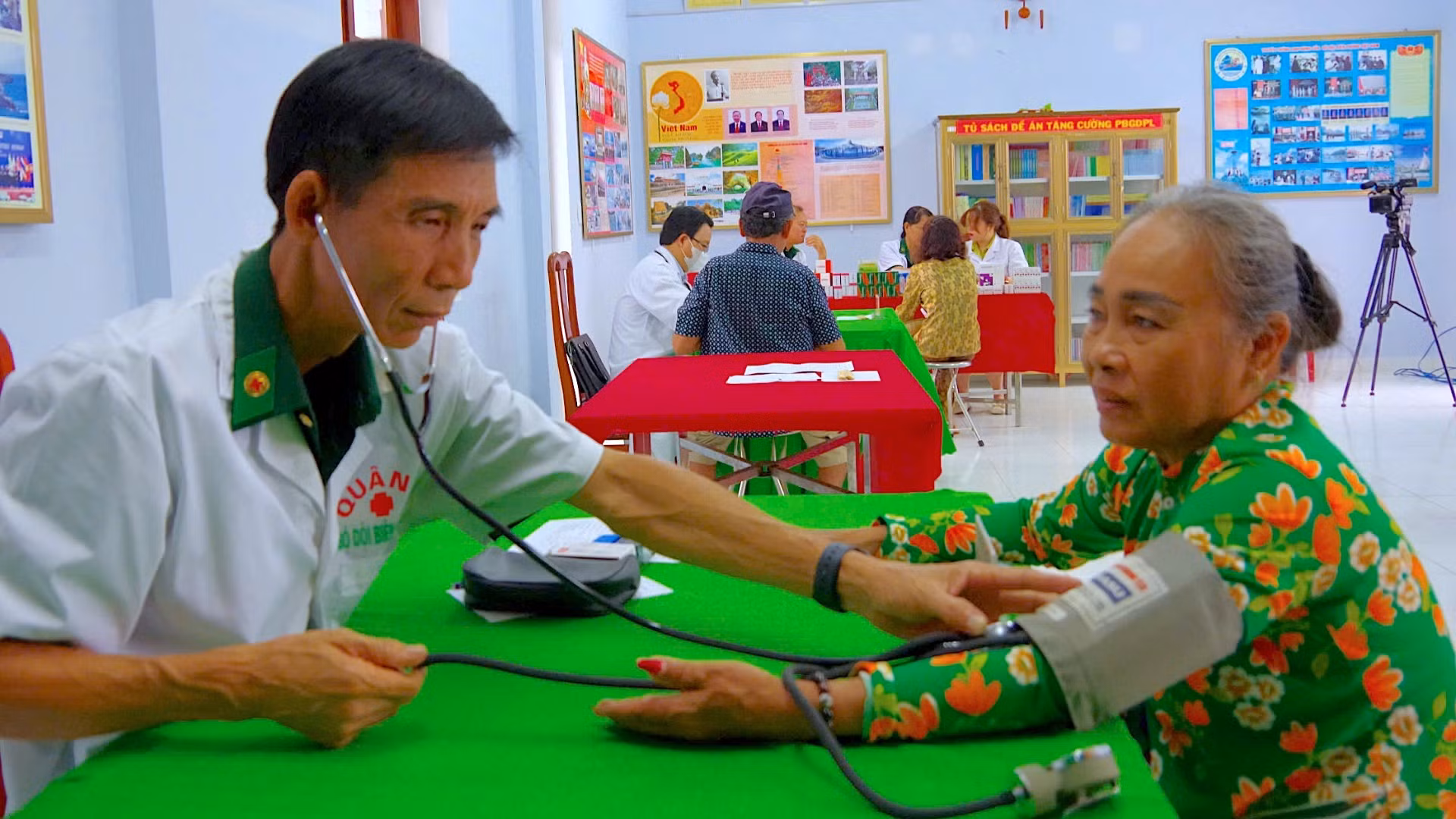 Quân y Bộ đội Biên phòng Cà Mau khám bệnh, cấp thuốc miễn phí cho người dân xã Tân Tiến.