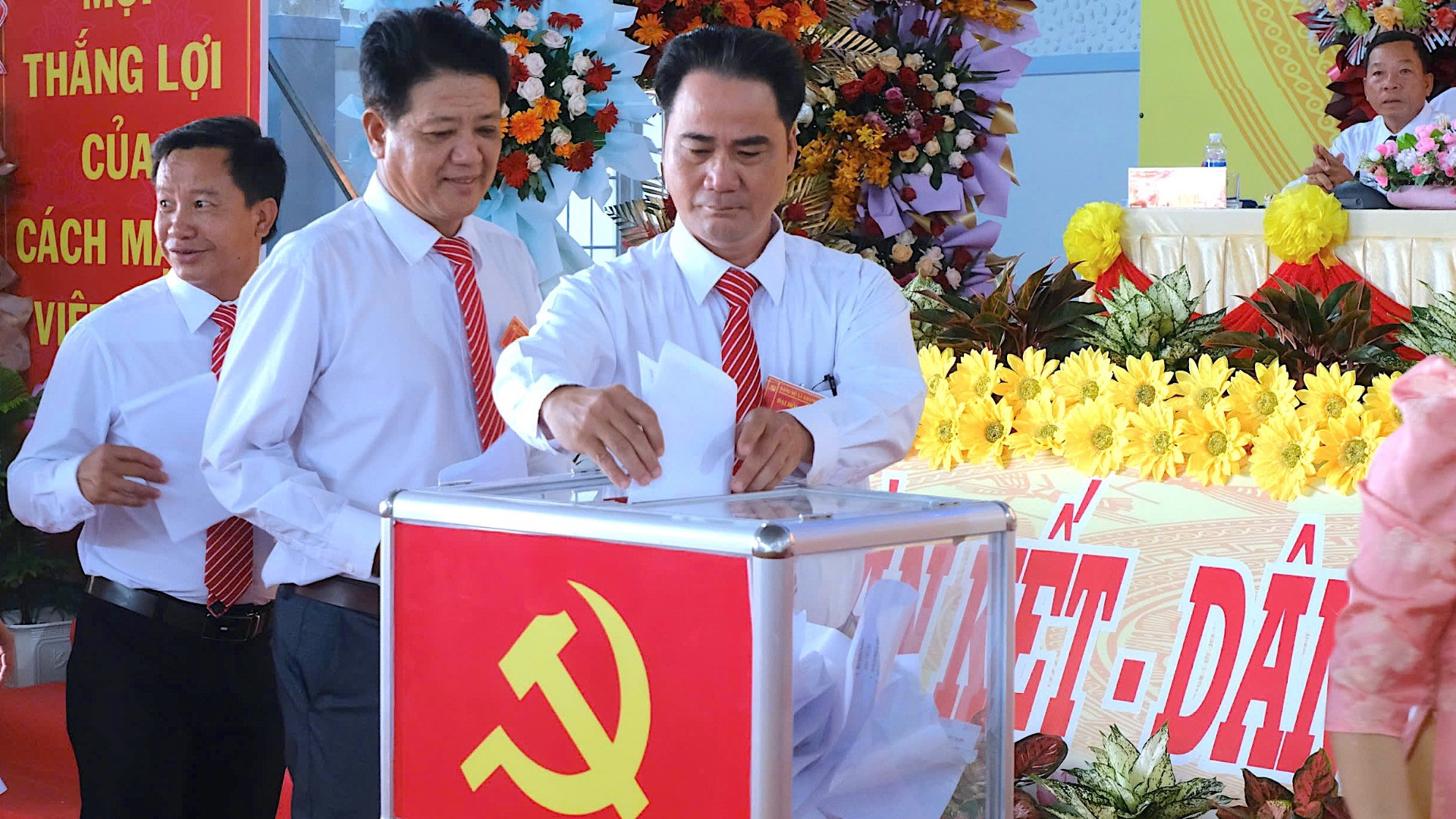 Các đại biểu bỏ phiếu bầu Ban Chấp hành Đảng bộ xã Khánh Lộc nhiệm kỳ 2025-2030. Các đại biểu bỏ phiếu bầu Ban Chấp hành Đảng bộ xã Khánh Lộc nhiệm kỳ 2025-2030.