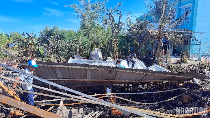 Hiện trường sau vụ cháy ghi nhận vào sáng 10/3 tại ấp 11, xã Nguyễn Phích, huyện U Minh, tỉnh Cà Mau.