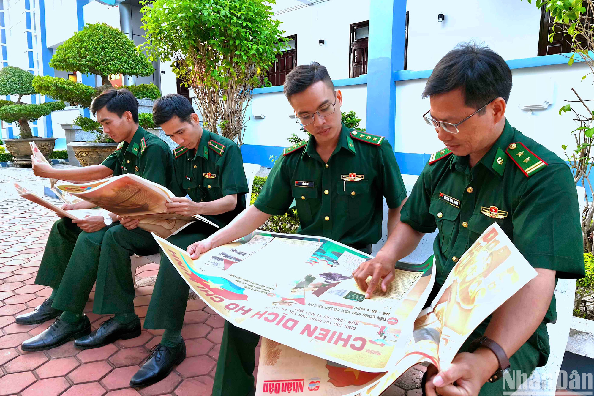 Chiến sĩ Bộ đội Biên phòng Cà Mau vui mừng khi tiếp nhận Ấn phẩm phụ san đặc biệt của Báo Nhân Dân kỷ niệm 50 năm Ngày Giải phóng miền nam, thống nhất đất nước.