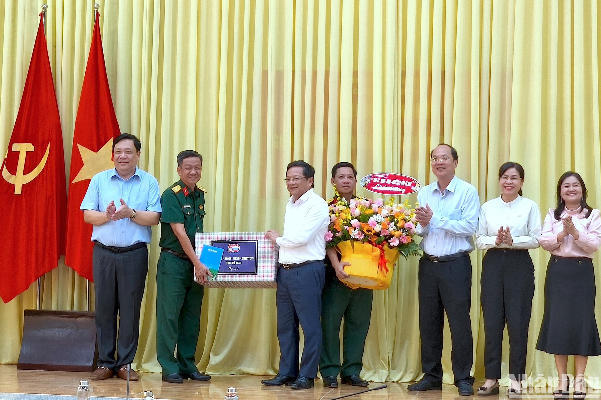 Các đồng chí Thường trực Tỉnh ủy Cà Mau trao tặng quà động viên lực lượng khối Quân sự tỉnh Cà Mau.