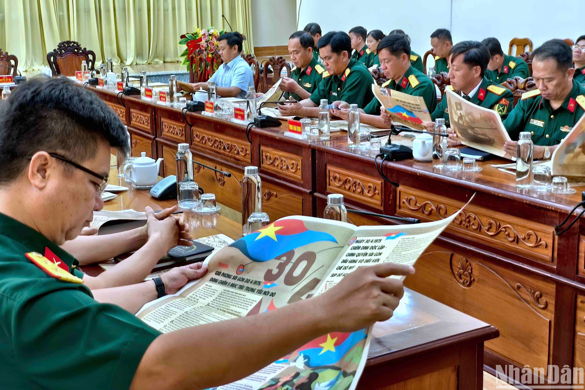 Ấn phẩm phụ san đặc biệt của Báo Nhân Dân đến với cán bộ, chiến sĩ Bộ Chỉ huy Quân sự tỉnh Cà Mau.