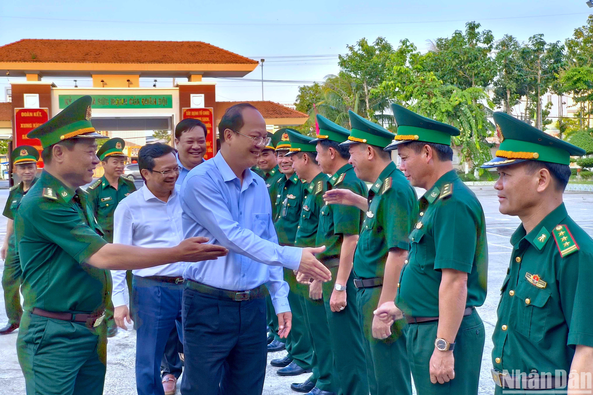 Bí thư Tỉnh ủy Cà Mau Nguyễn Hồ Hải cùng Phó Bí thư Thường trực Nguyễn Đức Hiển và Chủ tịch Ủy ban nhân dân tỉnh Cà Mau Phạm Thành Ngại đến thăm Bộ đội Biên phòng Cà Mau vào chiều 28/4.