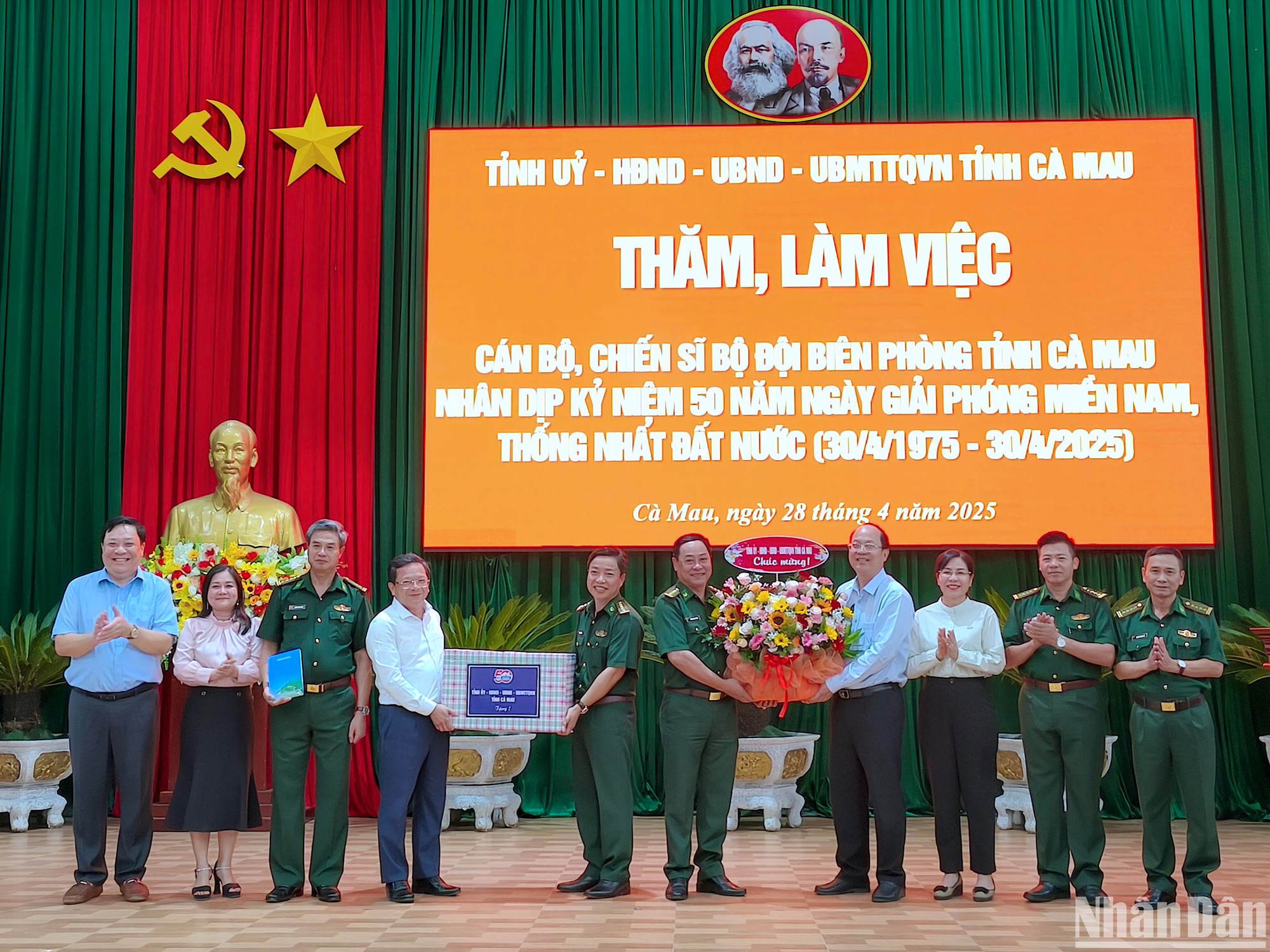 Các đồng chí Thường trực Tỉnh ủy Cà Mau trao tặng quà động viên lực lượng khối Biên phòng tỉnh Cà Mau.