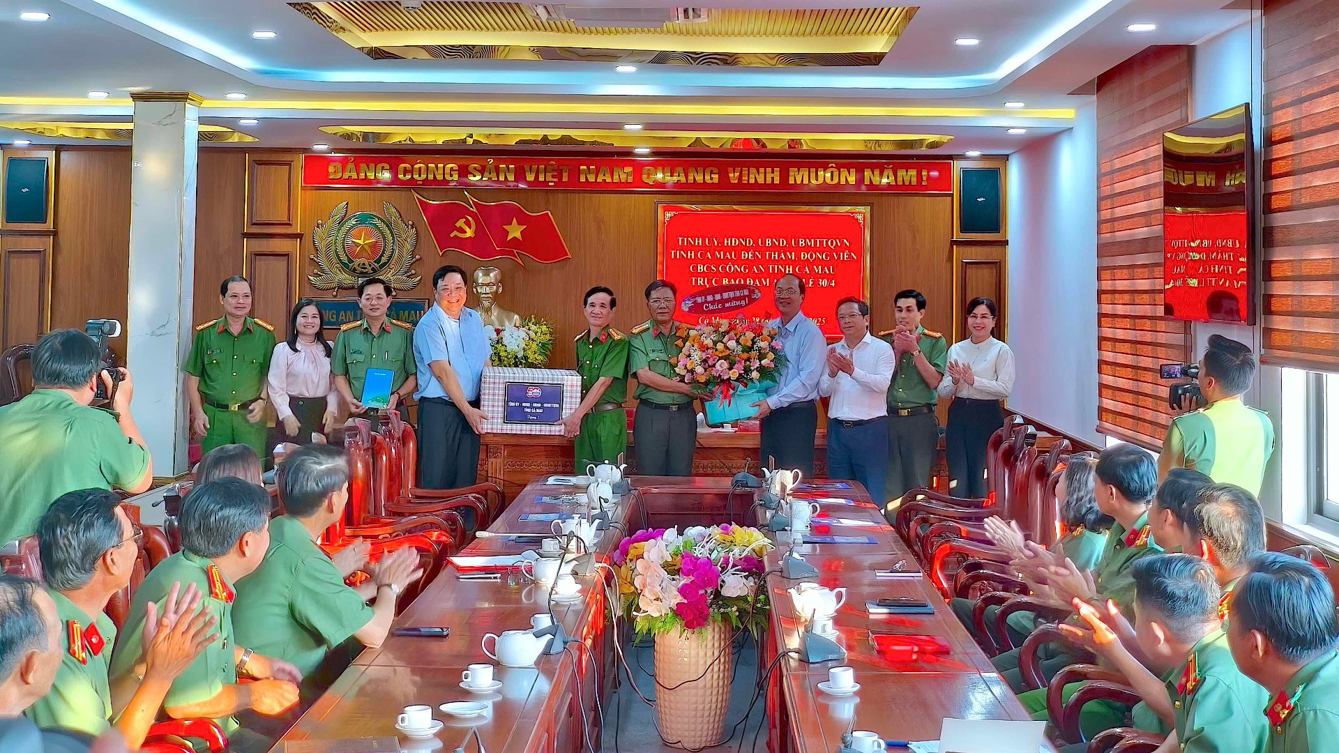 Các đồng chí Thường trực Tỉnh ủy Cà Mau trao tặng quà động viên lực lượng khối Công an tỉnh Cà Mau.