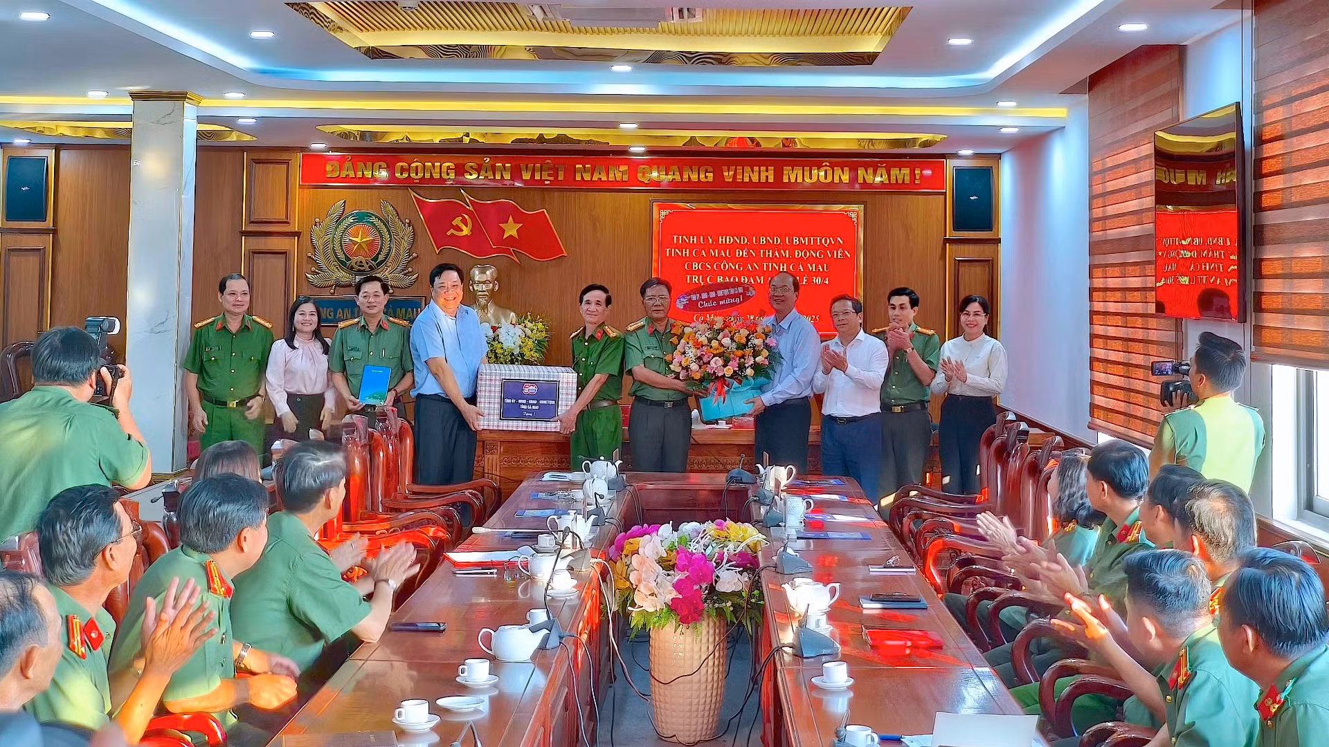 Các đồng chí Thường trực Tỉnh ủy Cà Mau trao tặng quà động viên lực lượng khối Công an tỉnh Cà Mau.