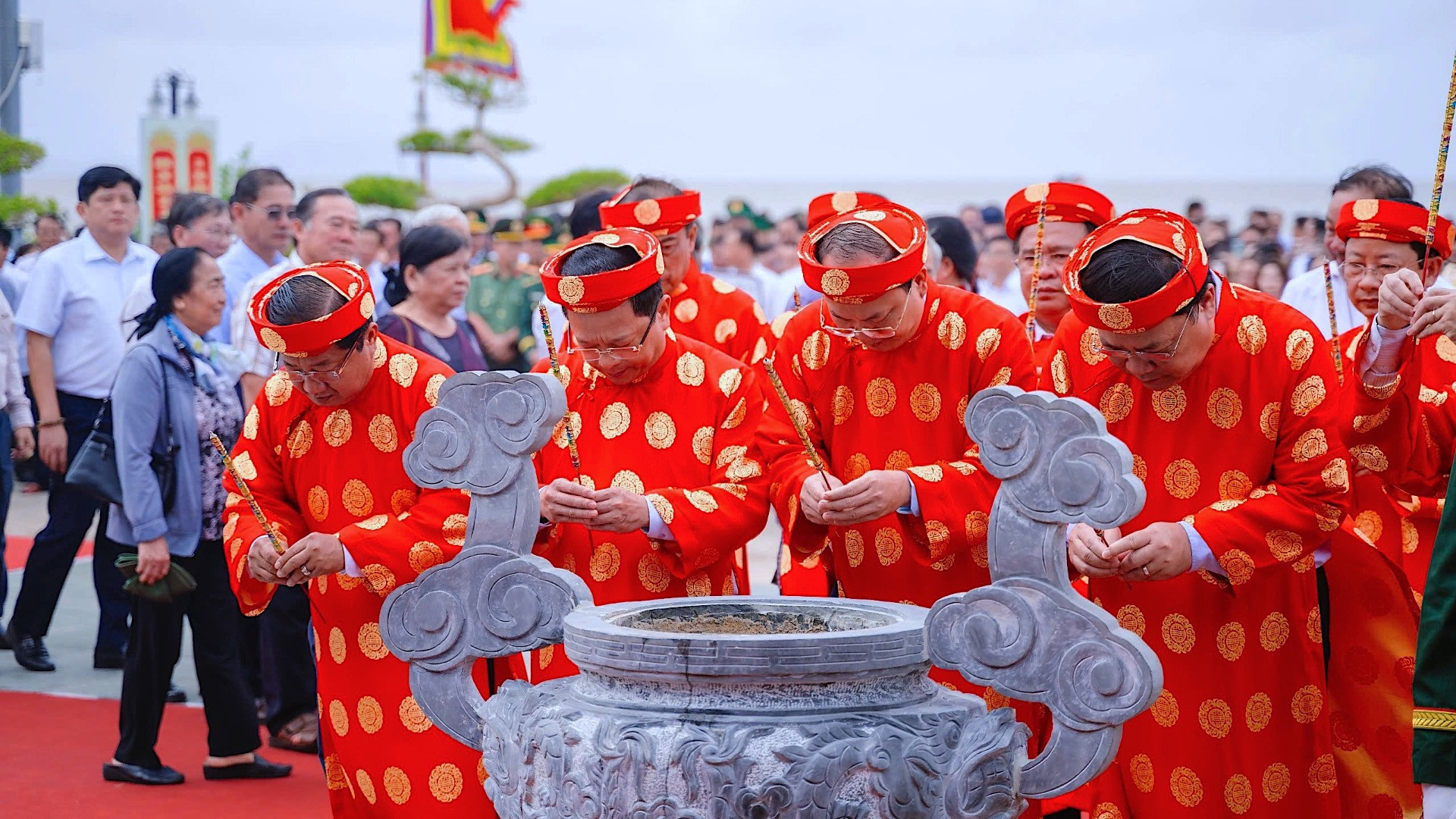 Lãnh đạo tỉnh Cà Mau dâng hương tri ân Đức Quốc Tổ.