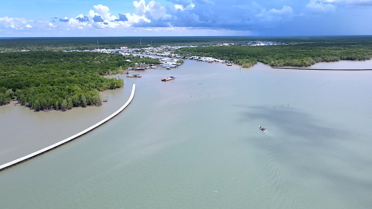 Khu vực triển khai công trình kè bảo vệ ven bờ biển Đông thuộc xã Đất Mũi, huyện Ngọc Hiển, tỉnh Cà Mau.