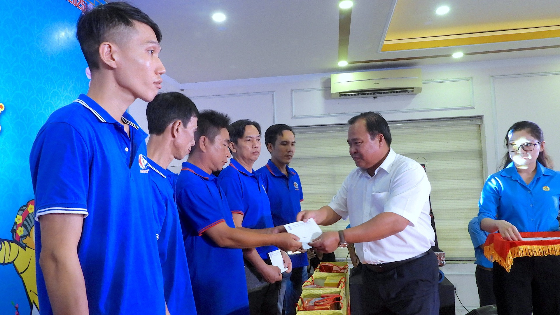 Phó Chủ tịch Ủy ban nhân dân tỉnh Cà Mau Nguyễn Minh Luân phát quà mừng Tết cho công nhân và người lao động.