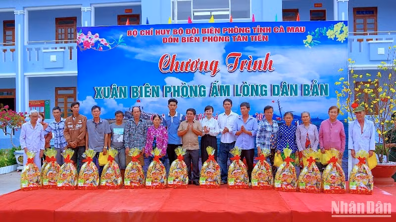 Trao tặng quà Tết cho các gia đình chính sách, hộ nghèo trên địa bàn xã Tân Tiến trong chương trình “Xuân biên phòng ấm lòng dân bản năm 2025”.