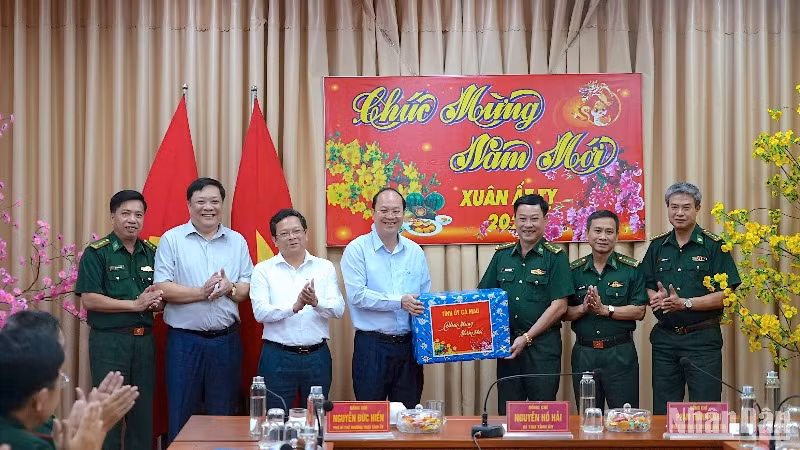 Lãnh đạo Tỉnh ủy Cà Mau tặng quà mừng Tết cán bộ, chiến sĩ Bộ Chỉ huy Bộ đội Biên phòng Cà Mau.