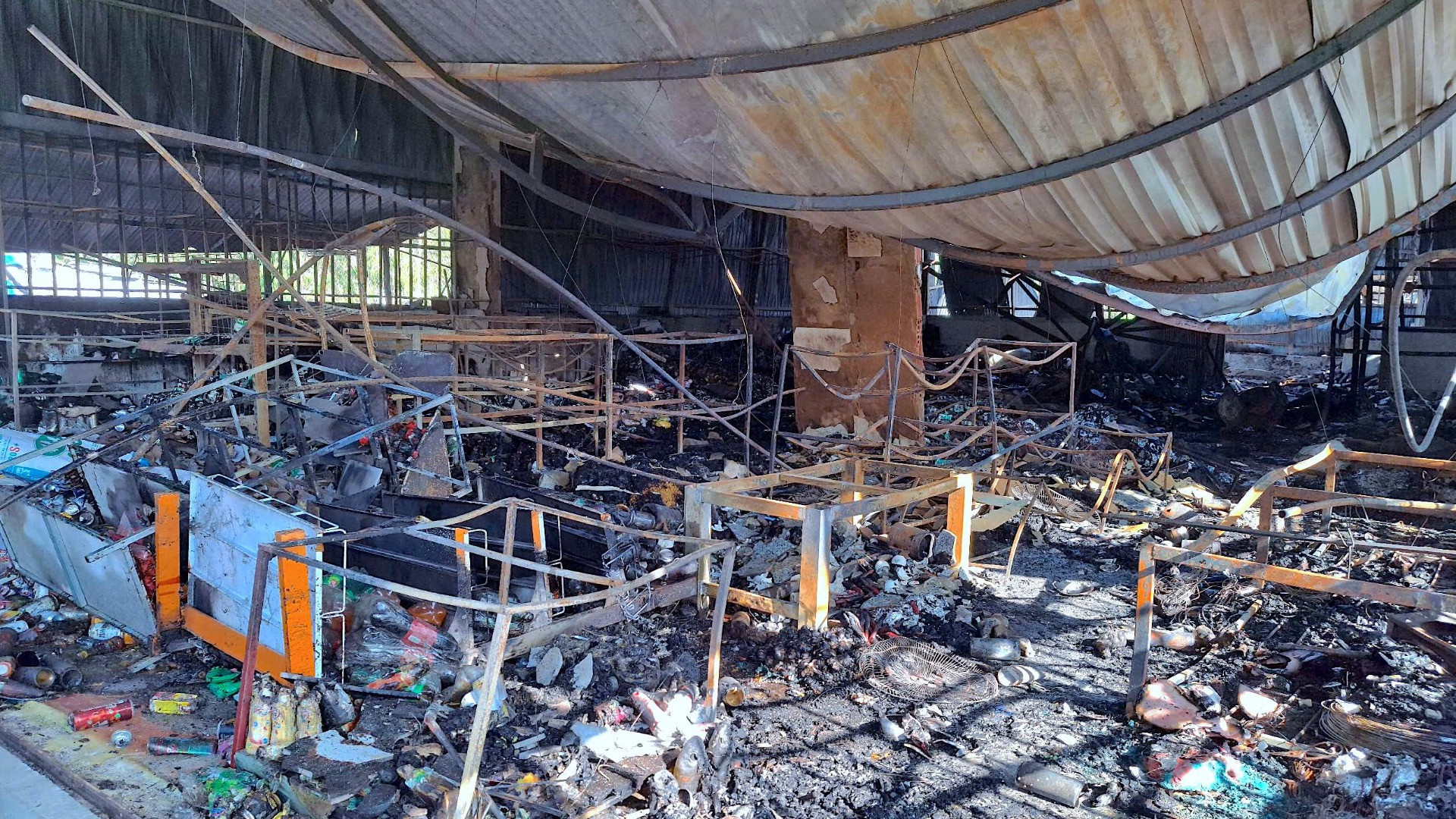 Vụ cháy không gây thiệt hại về người nhưng thiêu rụi gần như hoàn toàn 3 nhà dân cùng nhiều tài sản trong nhà.