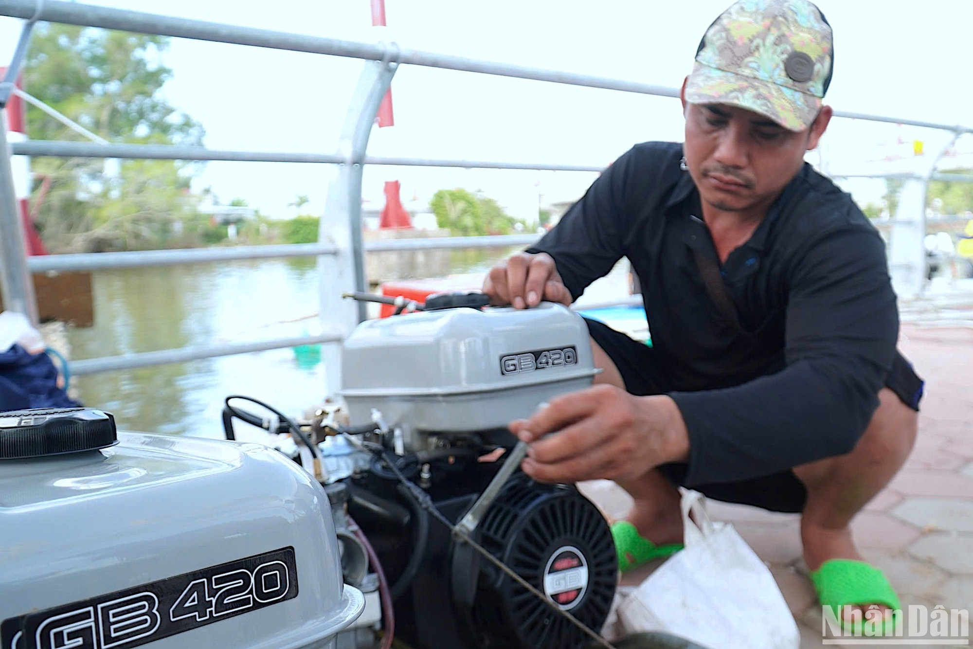 Đua vỏ lãi ở vùng sông nước Cà Mau thu hút đông đảo người đam mê "tốc độ dưới nước" tham gia.