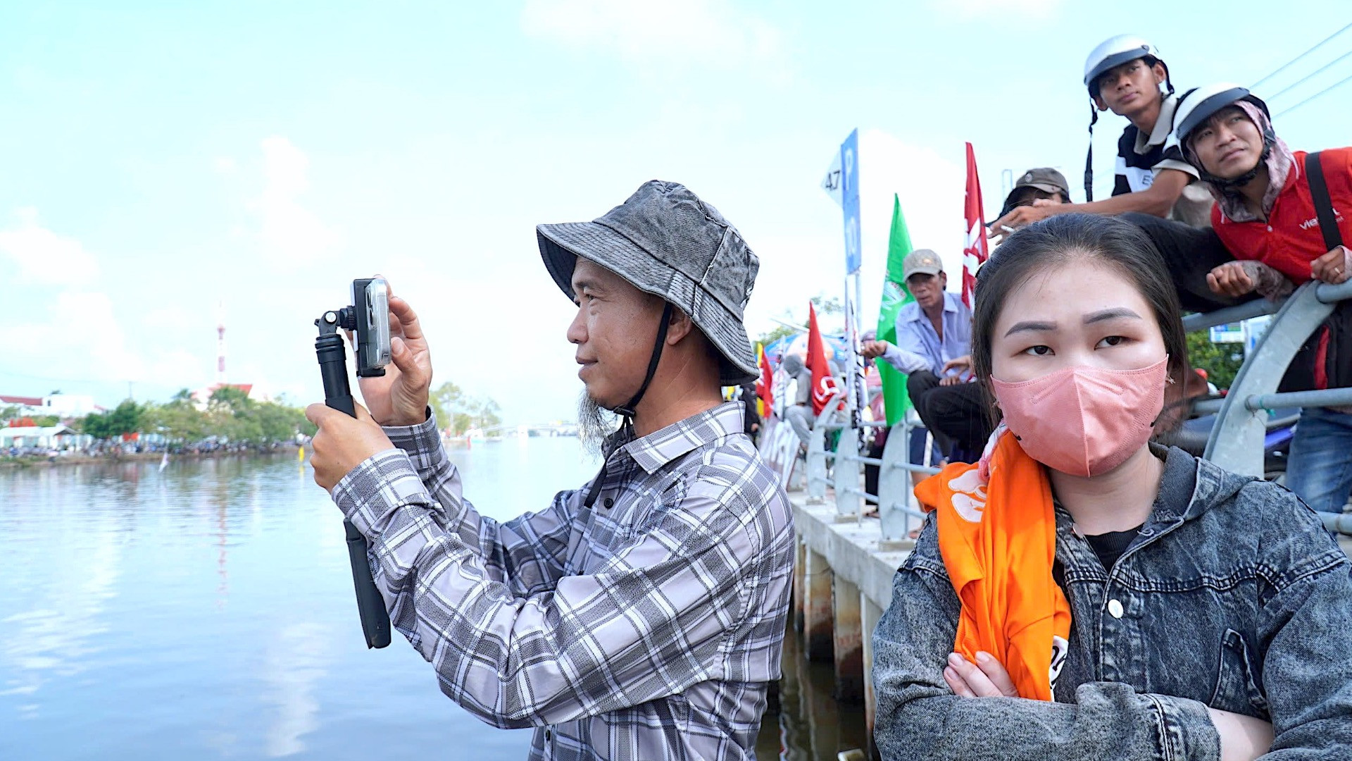 Khán giả 2 bên bờ sông Cái Tàu chăm chú, dõi theo các thí sinh qua từng chặng đua.