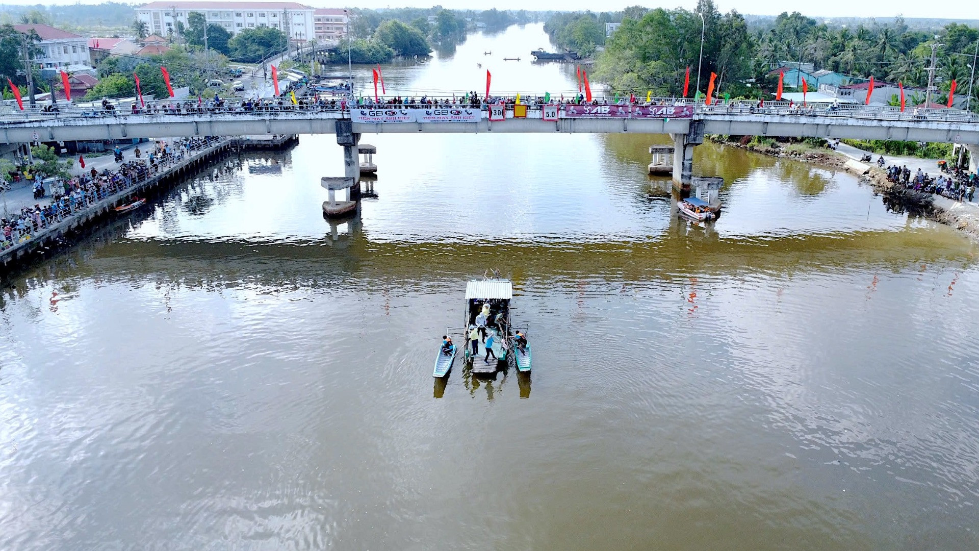 Vận động viên thi đấu vào điểm xuất phát trên tuyến sông Cái Tàu ngay trung tâm thị trấn U Minh.