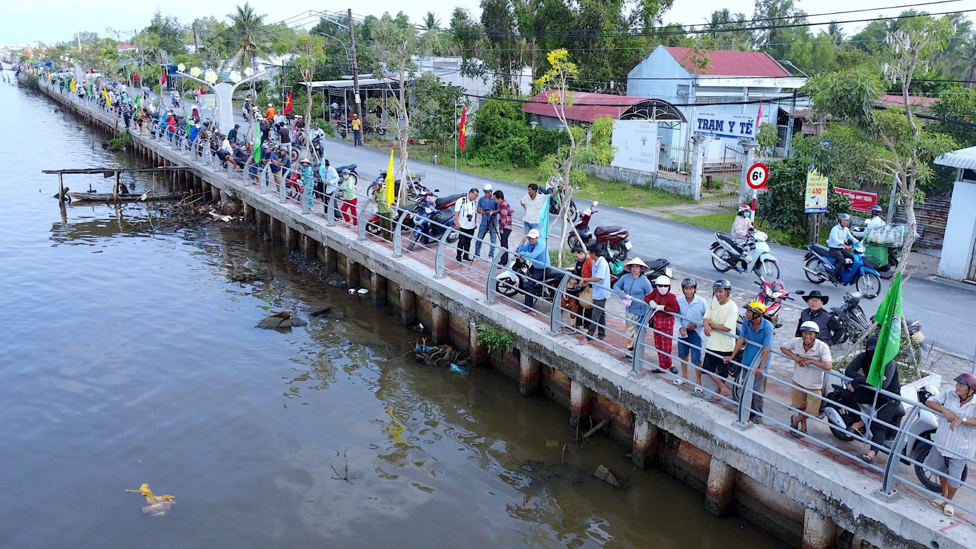 Người dân đông đúc đến xem và cổ vũ cho các vận động viên tham gia đua vỏ lãi.