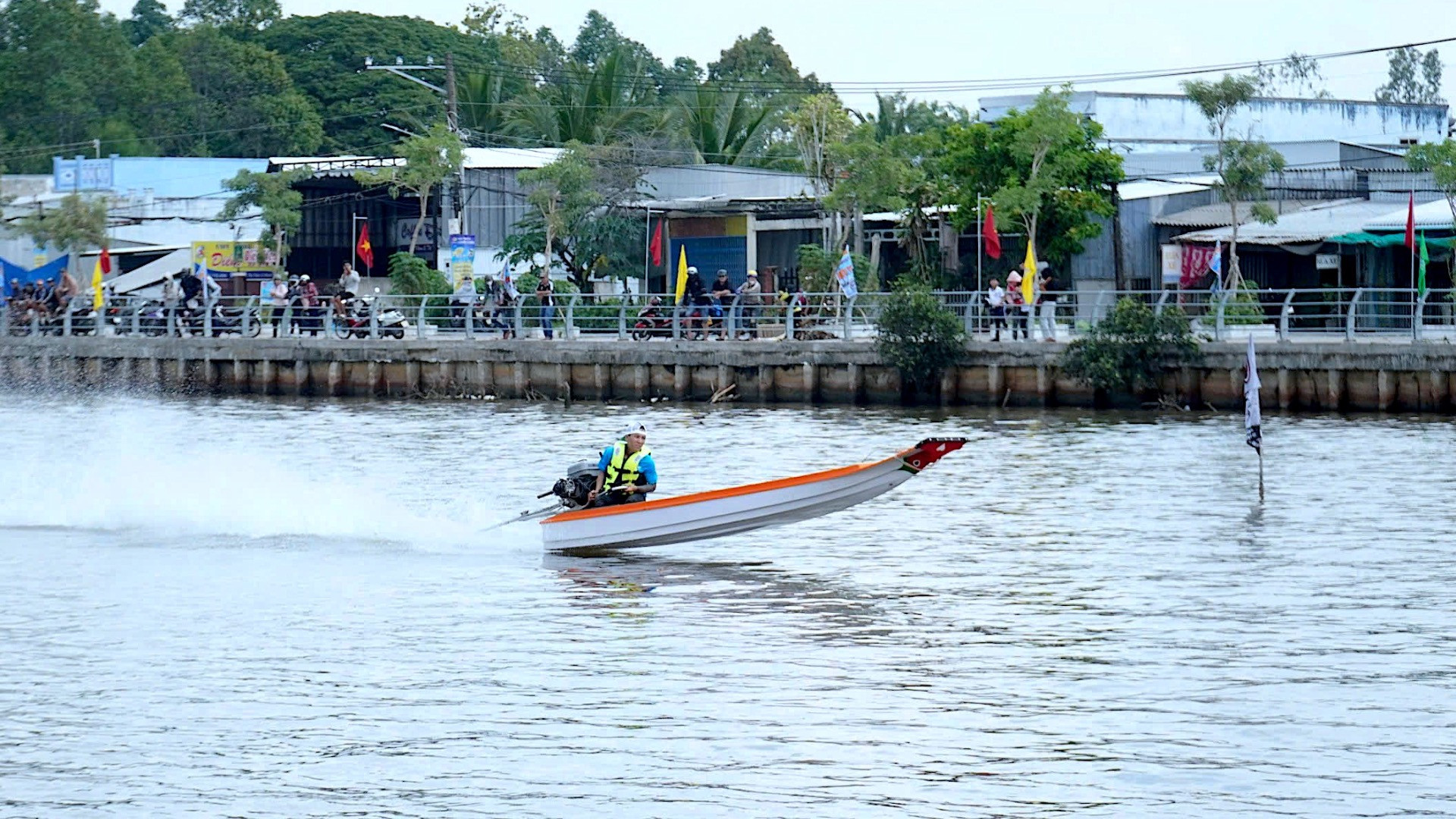 Các vận động viên tham gia cuộc đua thường có thâm niên tham gia nhiều giải đua tốc độ ở Cà Mau và nhiều tỉnh, thành phố trong khu vực.