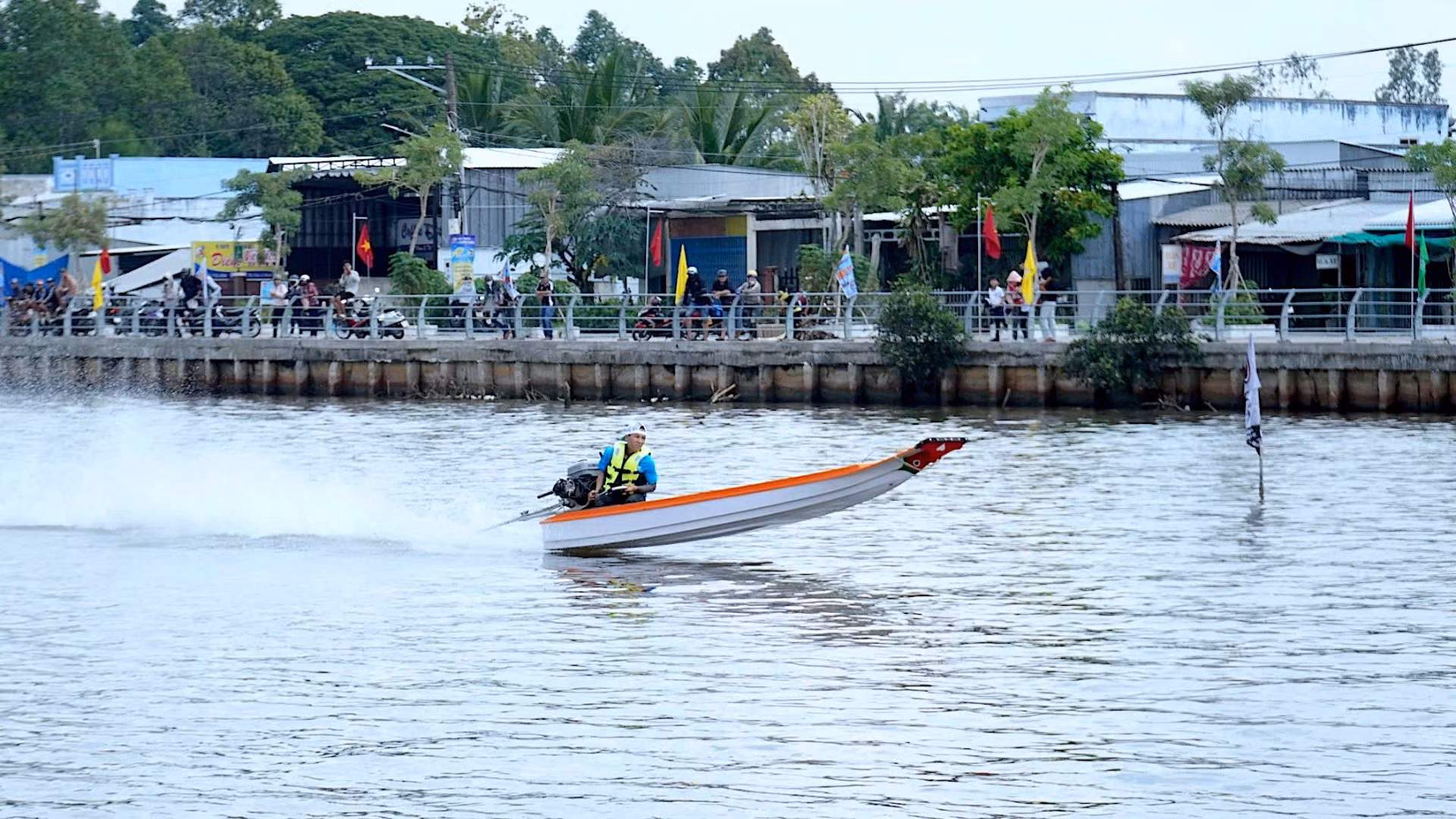 Các vận động viên tham gia cuộc đua thường có thâm niên tham gia nhiều giải đua tốc độ ở Cà Mau và nhiều tỉnh, thành phố trong khu vực.