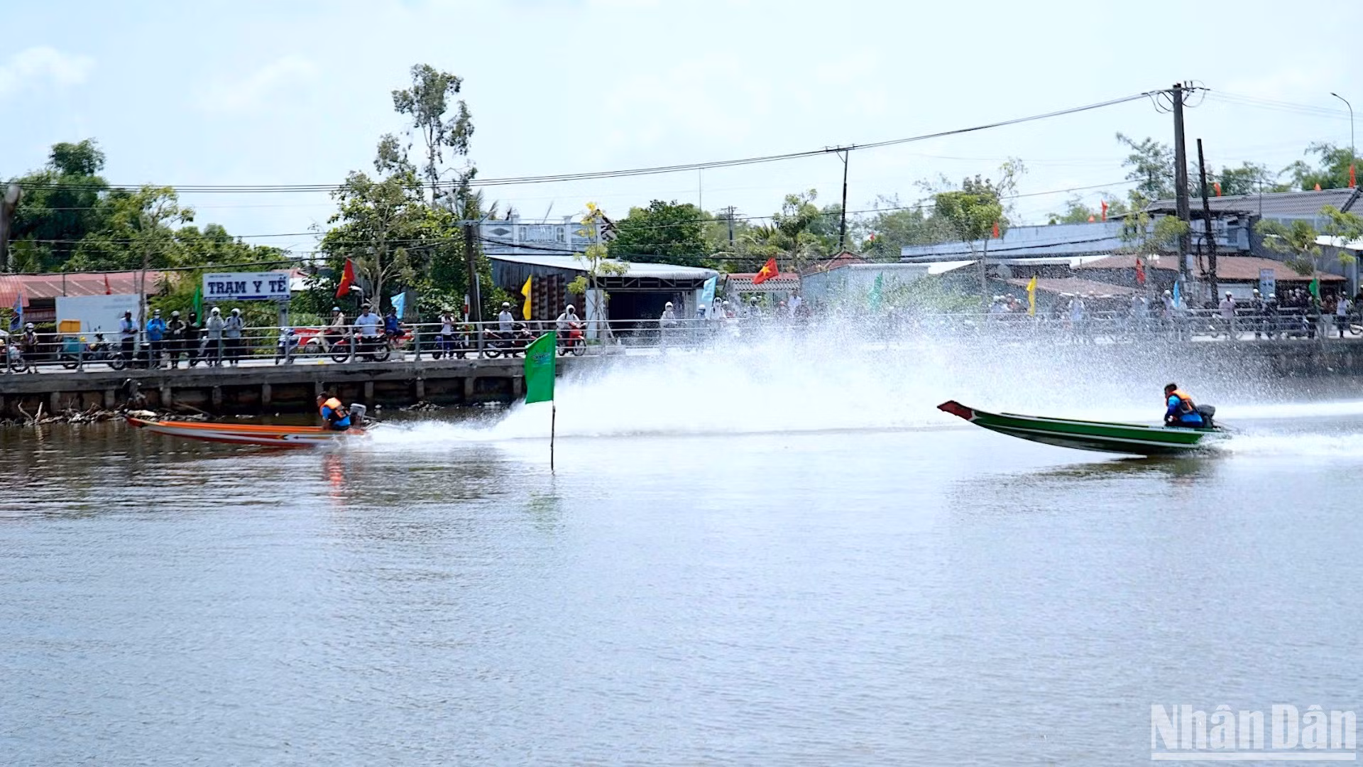 2 chiếc vỏ lãi tại cuộc thi chạy xé gió trên đường tiến về đích.