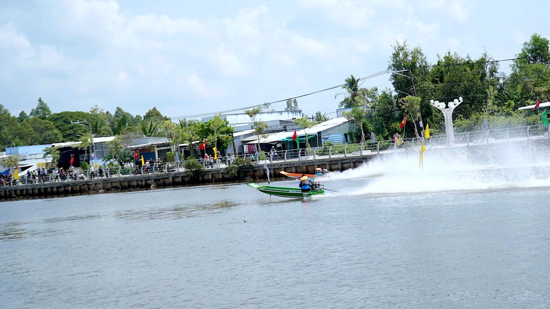 Đua vỏ lãi là một trong những hoạt động thể thao phong trào phổ biến ở vùng sông nước Đồng bằng sông Cửu Long.