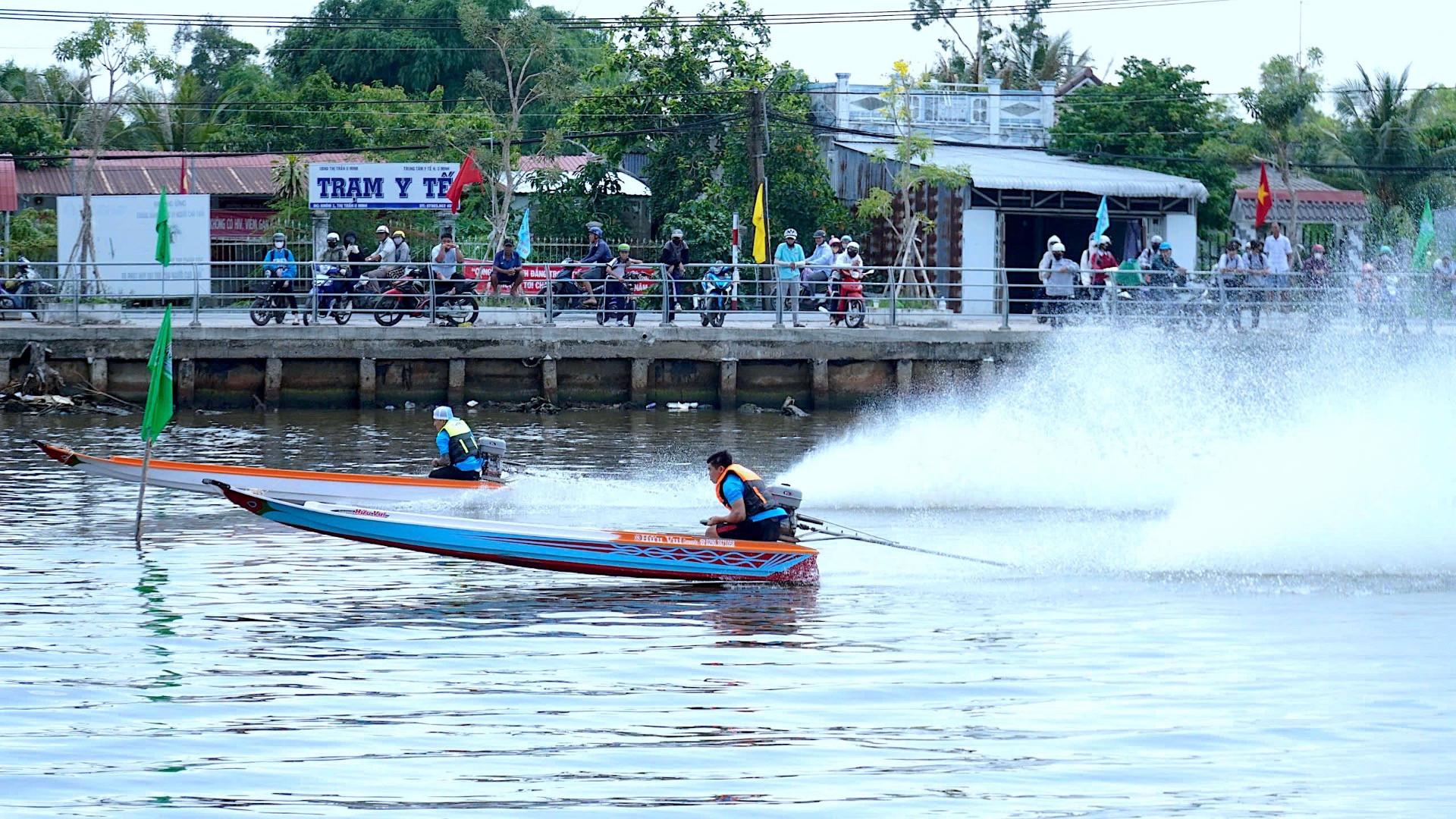 2 chiếc vỏ lãi của vận động viên gay cấn trên trên đường về đích trong sự reo hò, cổ vũ của người xem.