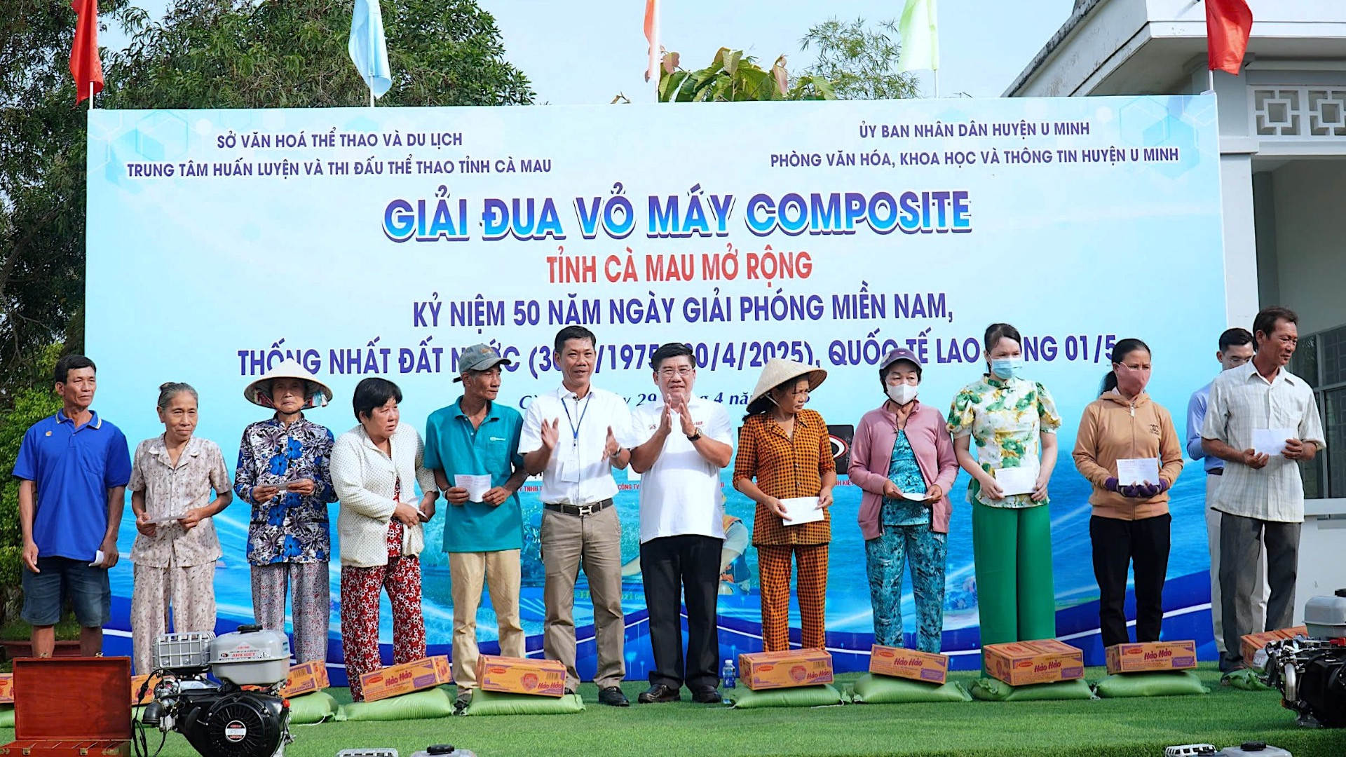 Ngoài các thí sinh đoạt giải, Ban tổ chức Cuộc thi còn trao tặng 20 suất quà cho các hộ gia đình khó khăn huyện U Minh, tỉnh Cà Mau.