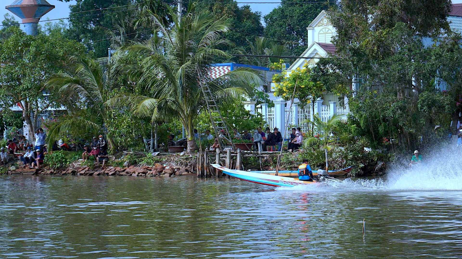 Vỏ lãi gắn động cơ của thí sinh lướt phăng phăng trên mặt nước.