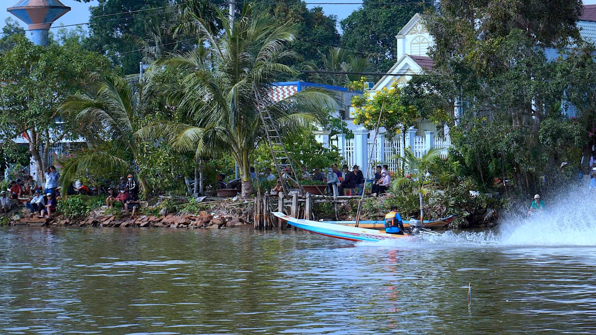Vỏ lãi gắn động cơ của thí sinh lướt phăng phăng trên mặt nước.