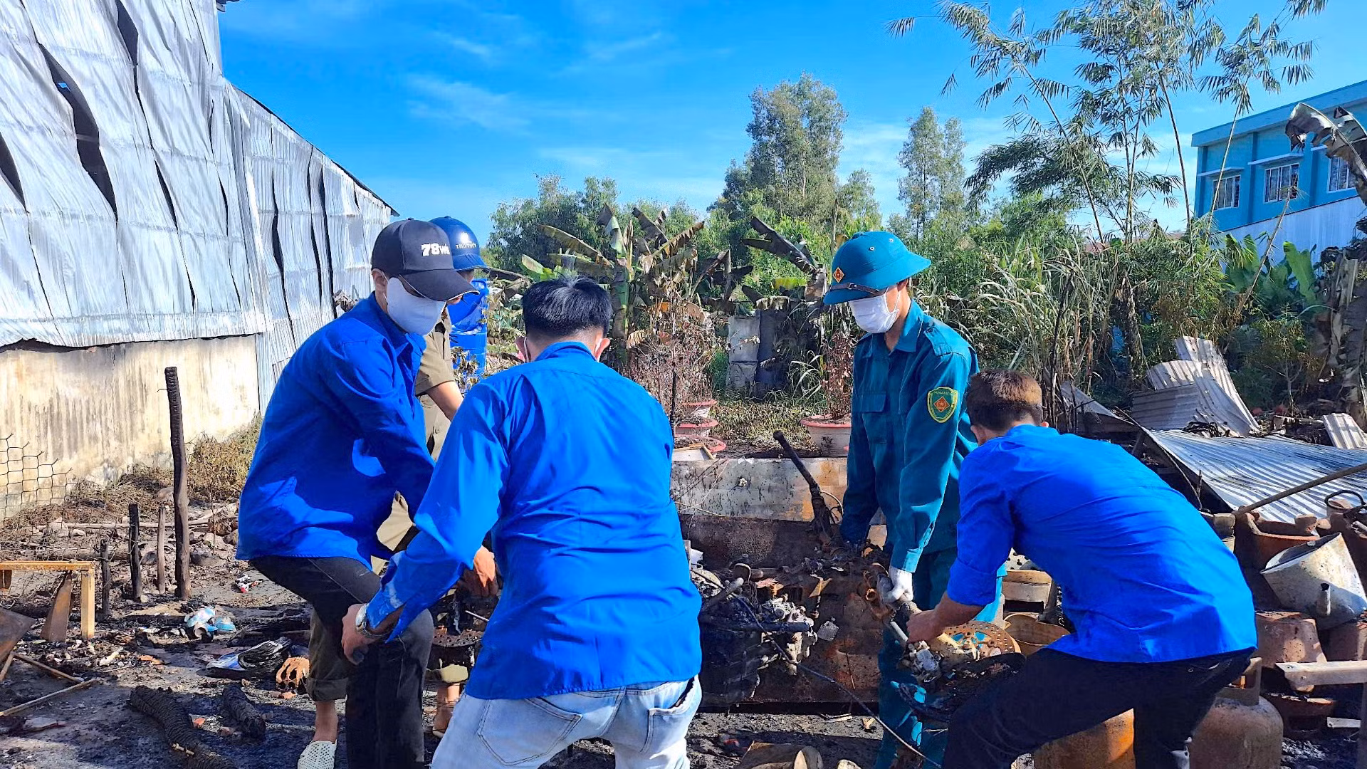 Chính quyền huyện U Minh địa phương huy động lực lượng tại chỗ giúp dân thu dọn đống đổ nát sau vụ cháy.