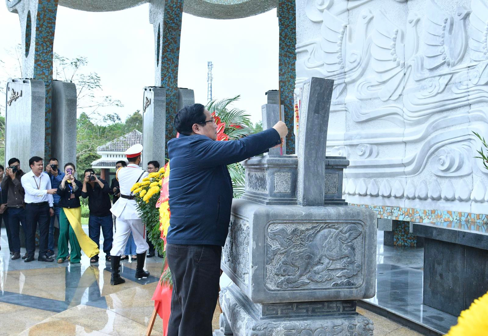 Thủ tướng Phạm Minh Chính dâng hương, dâng hoa tưởng niệm các Anh hùng liệt sĩ tại Nghĩa trang liệt sĩ tỉnh Quảng Nam. (Ảnh: THANH GIANG)