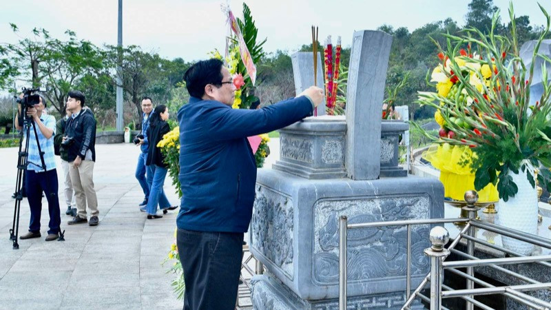 Thủ tướng Phạm Minh Chính dâng hương tại Tượng đài Mẹ Việt Nam Anh hùng. (Ảnh: THANH GIANG)