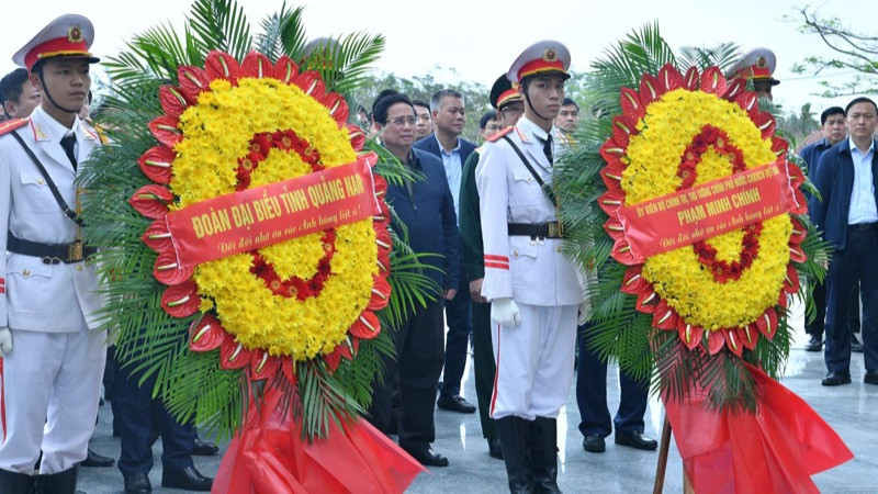 Thủ tướng Phạm Minh Chính, Đoàn công tác và lãnh đạo tỉnh Quảng Nam đến dâng hương, dâng hoa tưởng niệm các Anh hùng liệt sĩ tại Nghĩa trang Liệt sĩ tỉnh Quảng Nam ở thành phố Tam Kỳ. (Ảnh: THANH GIANG)
