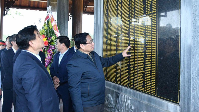 Thủ tướng Phạm Minh Chính trước Bia ghi danh các Anh hùng liệt sĩ quê Thanh Hóa hy sinh trong kháng chiến tại Quảng Nam. (Ảnh: THANH GIANG)