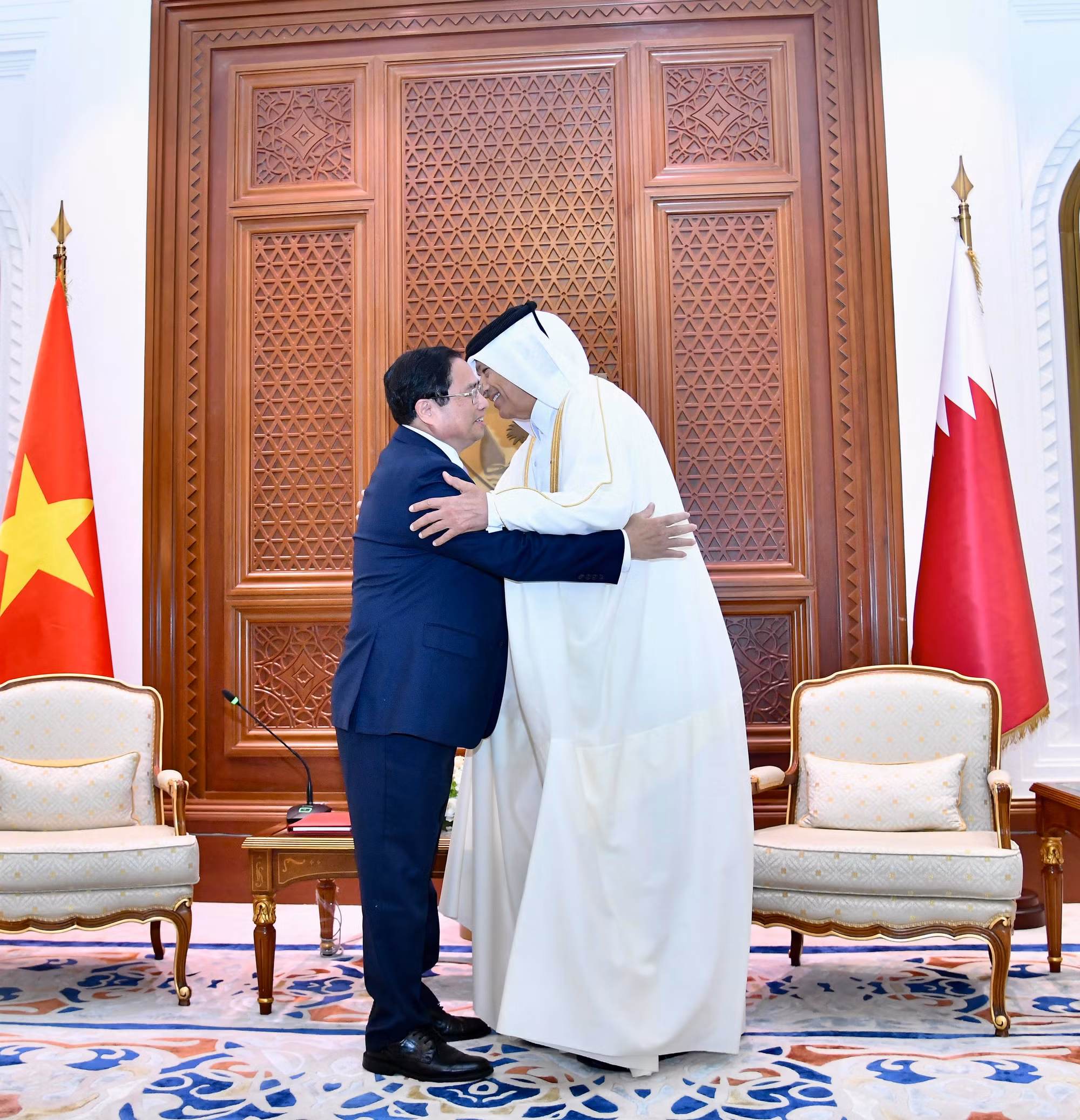 Chủ tịch Quốc hội Qatar Hassan bin Abdullah Al Ghanim nồng nhiệt chào đón Thủ tướng Chính phủ Phạm Chính tại Trụ sở Quốc hội Qatar. (Ảnh: Thanh Giang)