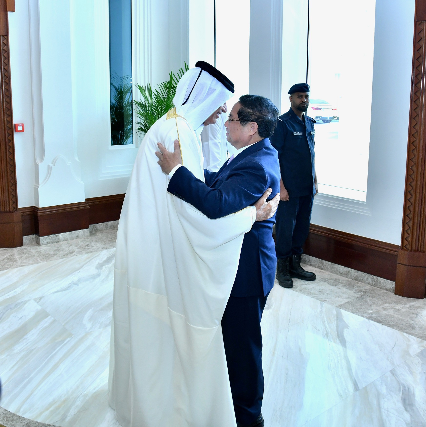 Chủ tịch Quốc hội Qatar Hassan bin Abdullah Al Ghanim nồng nhiệt chào đón Thủ tướng Chính phủ Phạm Minh Chính tại Trụ sở Quốc hội. (Ảnh: Thanh Giang)