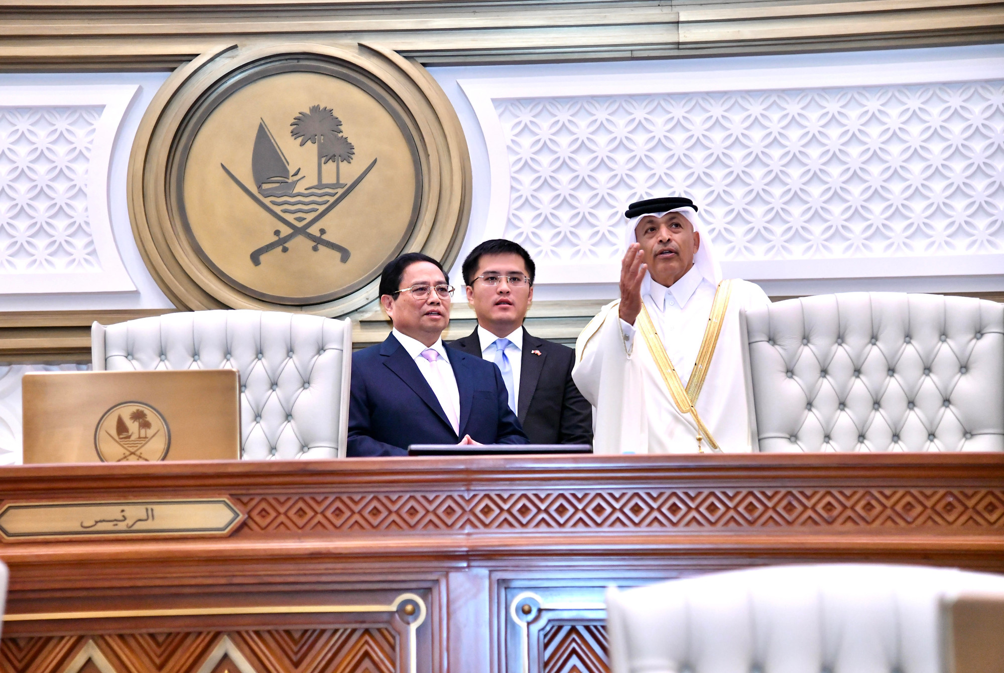 Chủ tịch Quốc hội Qatar Hassan bin Abdullah Al Ghanim hướng dẫn Thủ tướng Chính phủ Phạm Minh Chính tham quan phòng họp Quốc hội Qatar. (Ảnh: Thanh Giang)